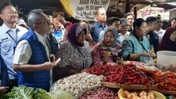 Mendag Zulhas melakukan sidak harga di Pasar Malangjiwan, Rabu (12/7).
