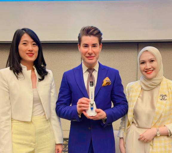 Direktur PT. Aesendia Infini Indonesia Juli Chen, dr. Andrew R. Christie, dan dr. Hafiza Fikri Fadel, SpKK.