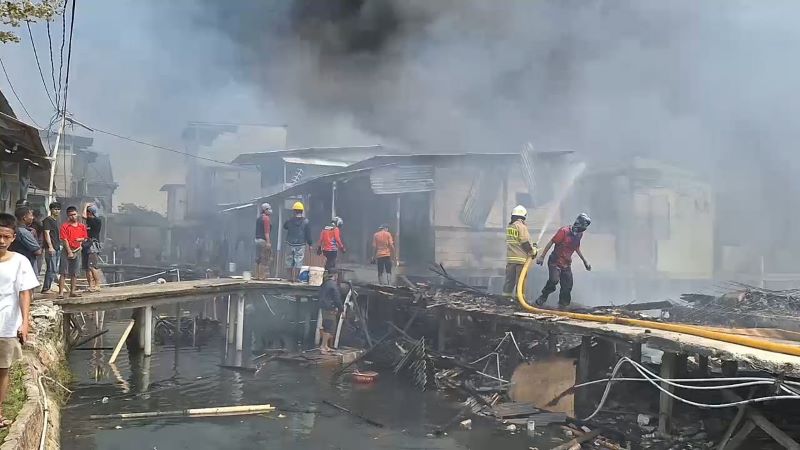 Ratusan rumah di kawasan Kapuk Muara mengalami kebakaran. Saat ini tengah ditangani petugas pemadam kebakaran.