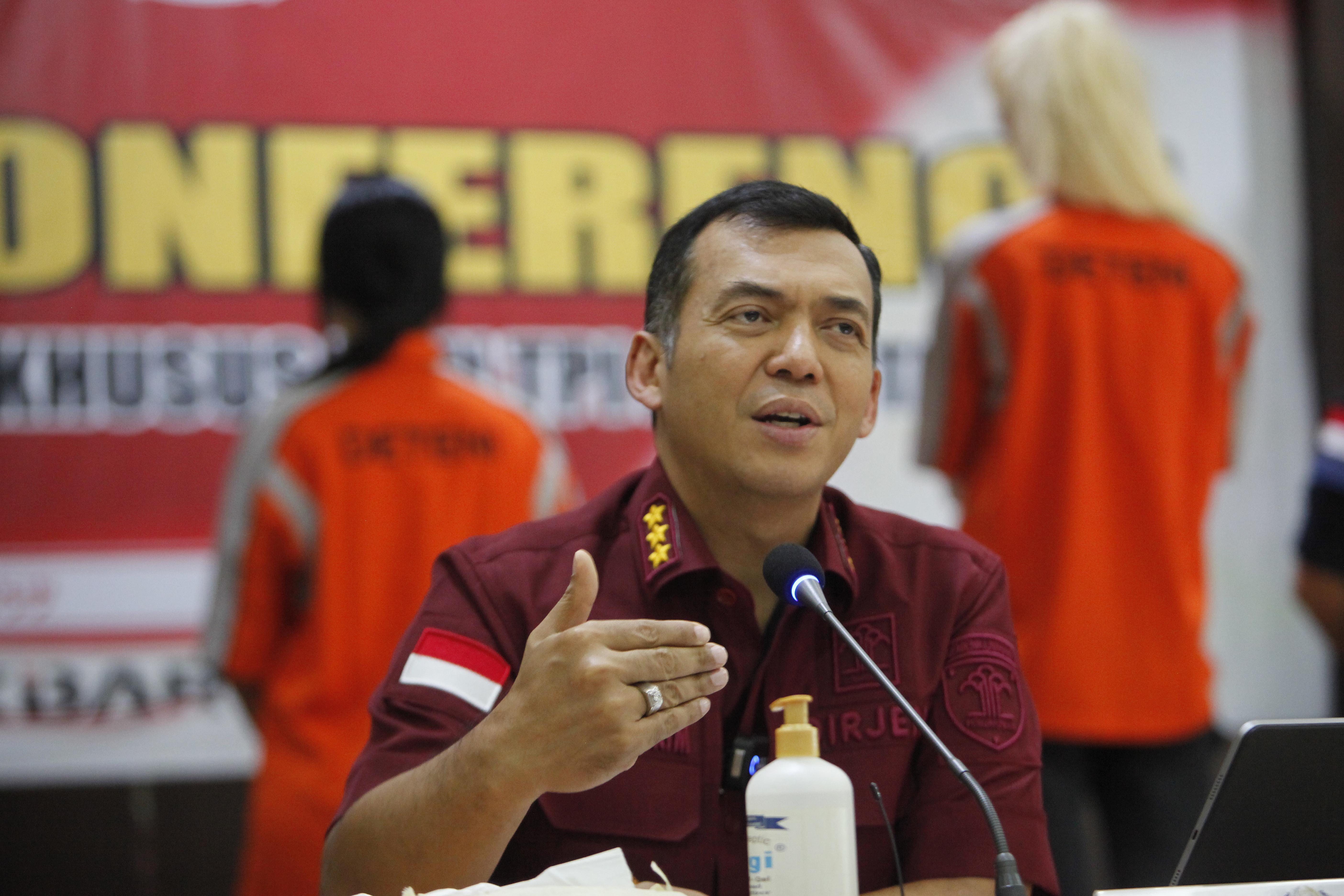 Dirjen Imigrasi Silmy Karim menyampaikan keterangan pers terkait WNA yang terlibat kasus praktik prositusi online