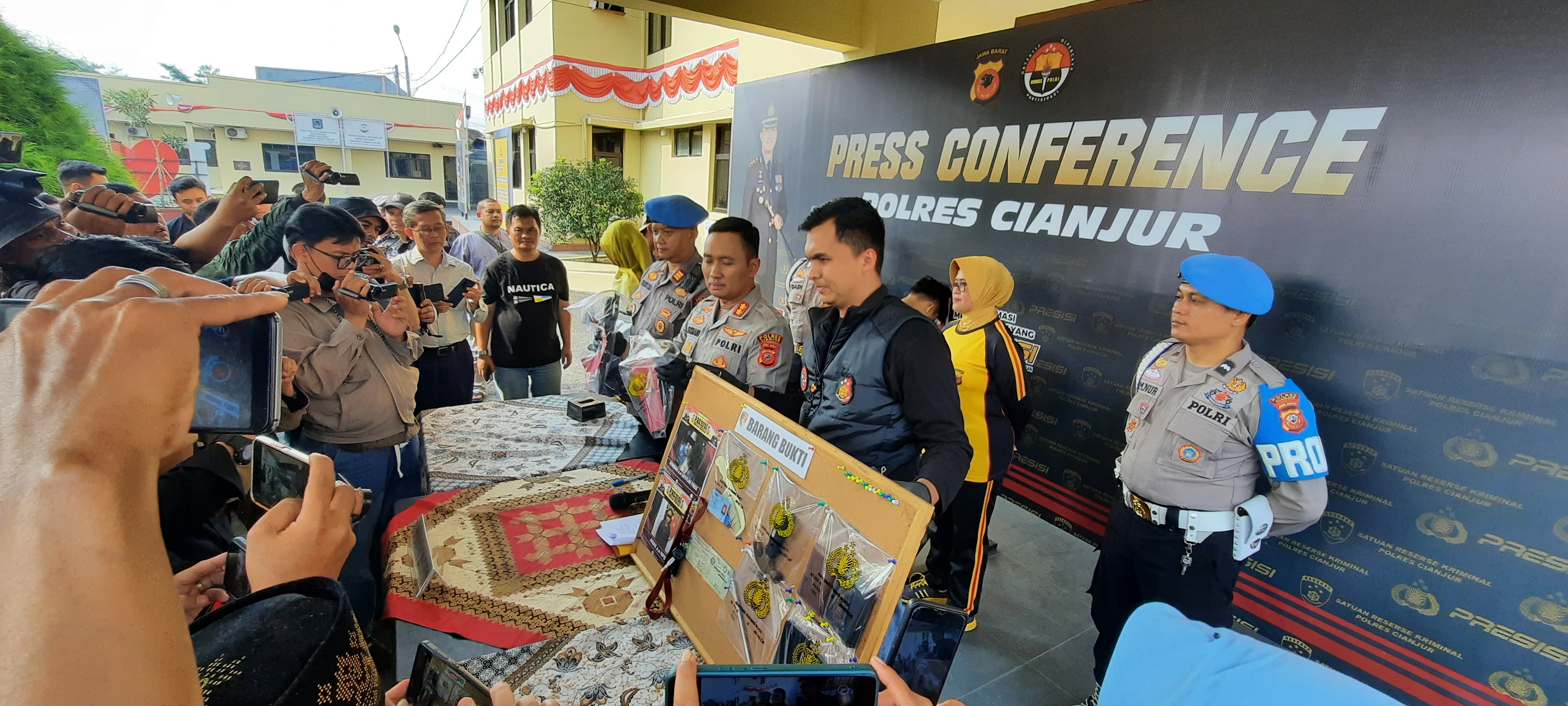 Polres Cianjut menampilkan barang bukti percobaan perampasan taksi online