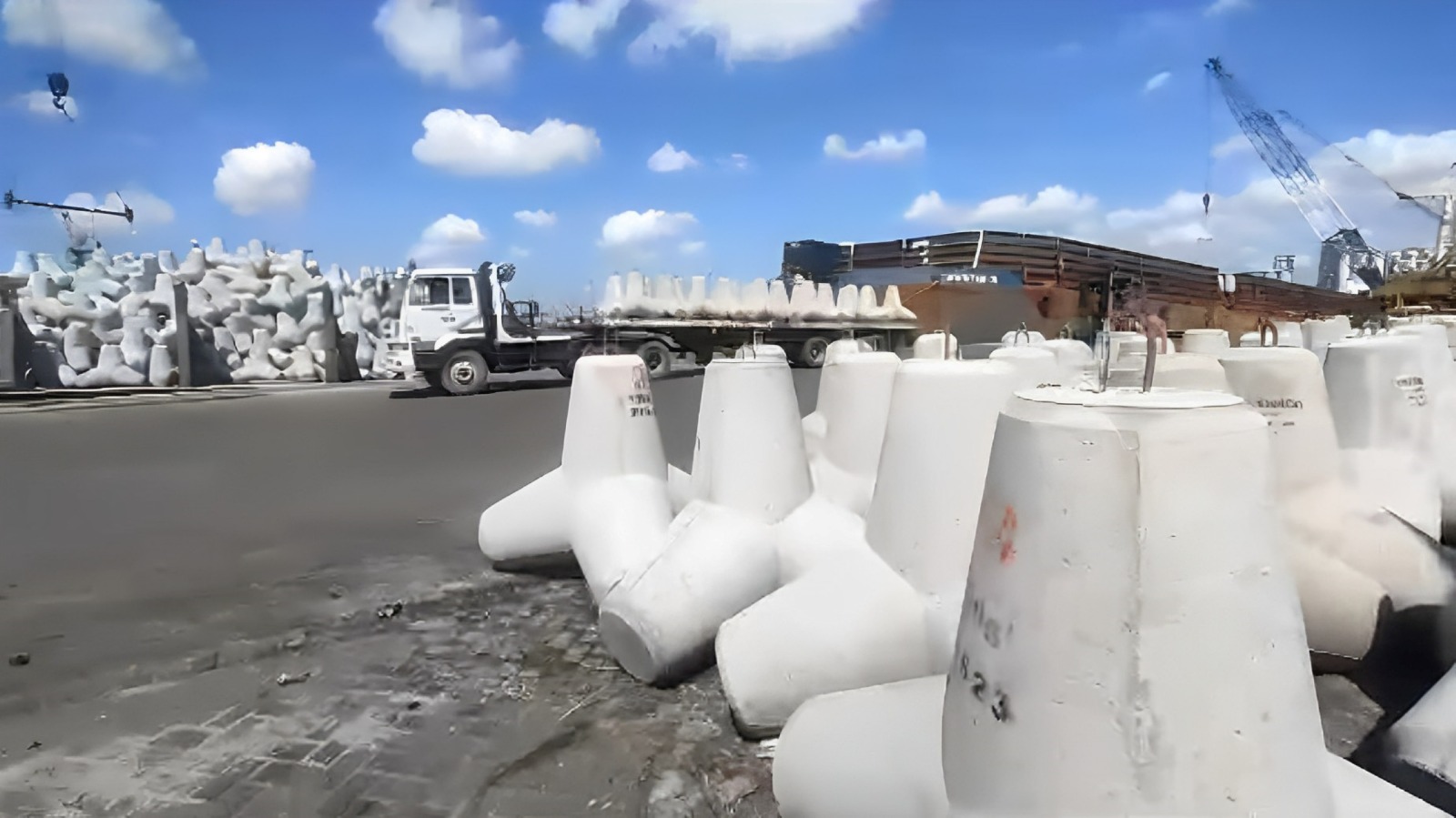 Proses pengiriman tetrapod produksi PT Varia Usaha Beton ke Raja Ampat melalui Pelabuhan Tanjung Perak, Surabaya, Jawa Timur.