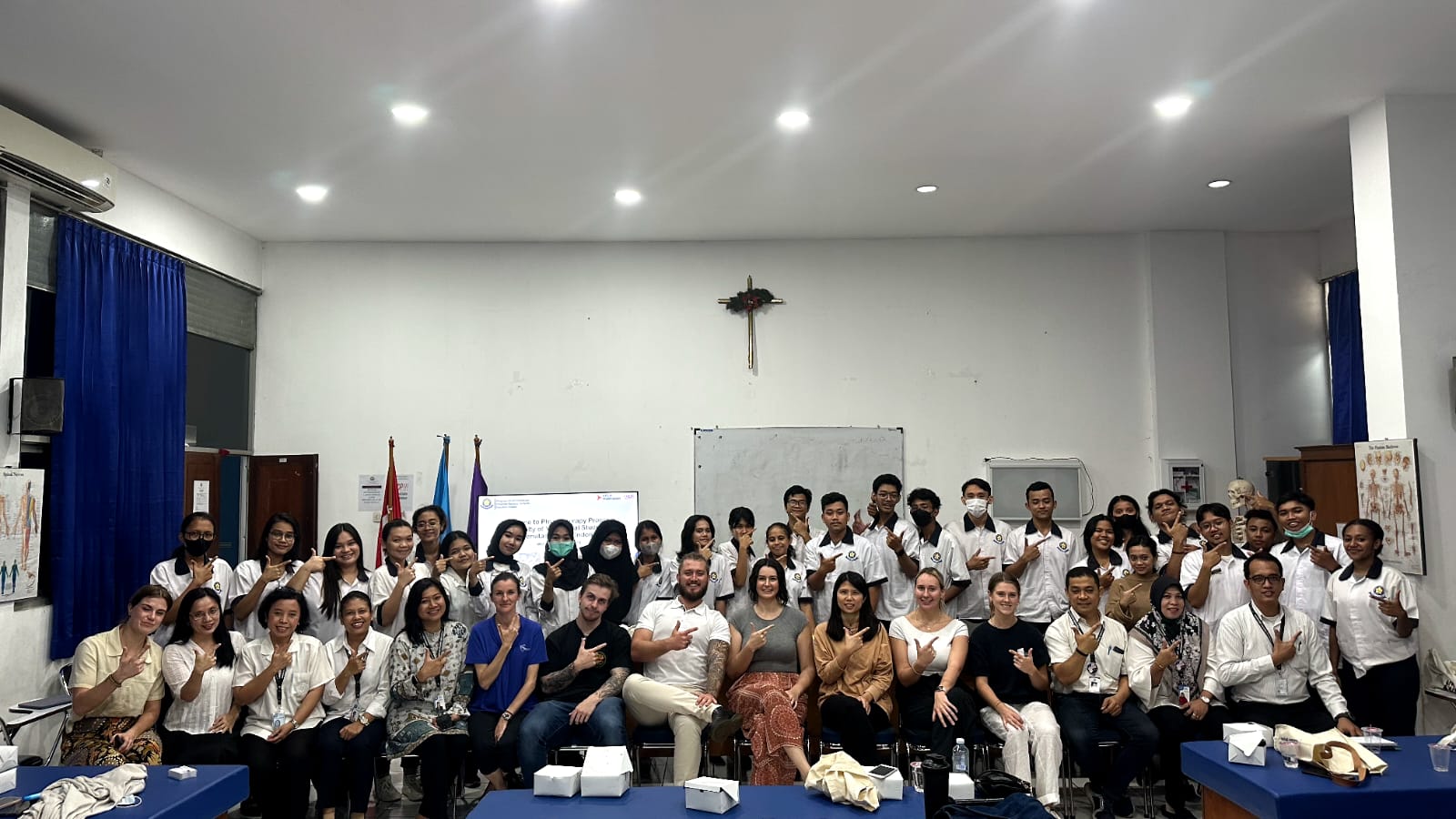 Mahasiswa UKI dan Central Queensland University Australia, bertukar informasi mengenai praktik chiropractic di Indonesia dan Australia.