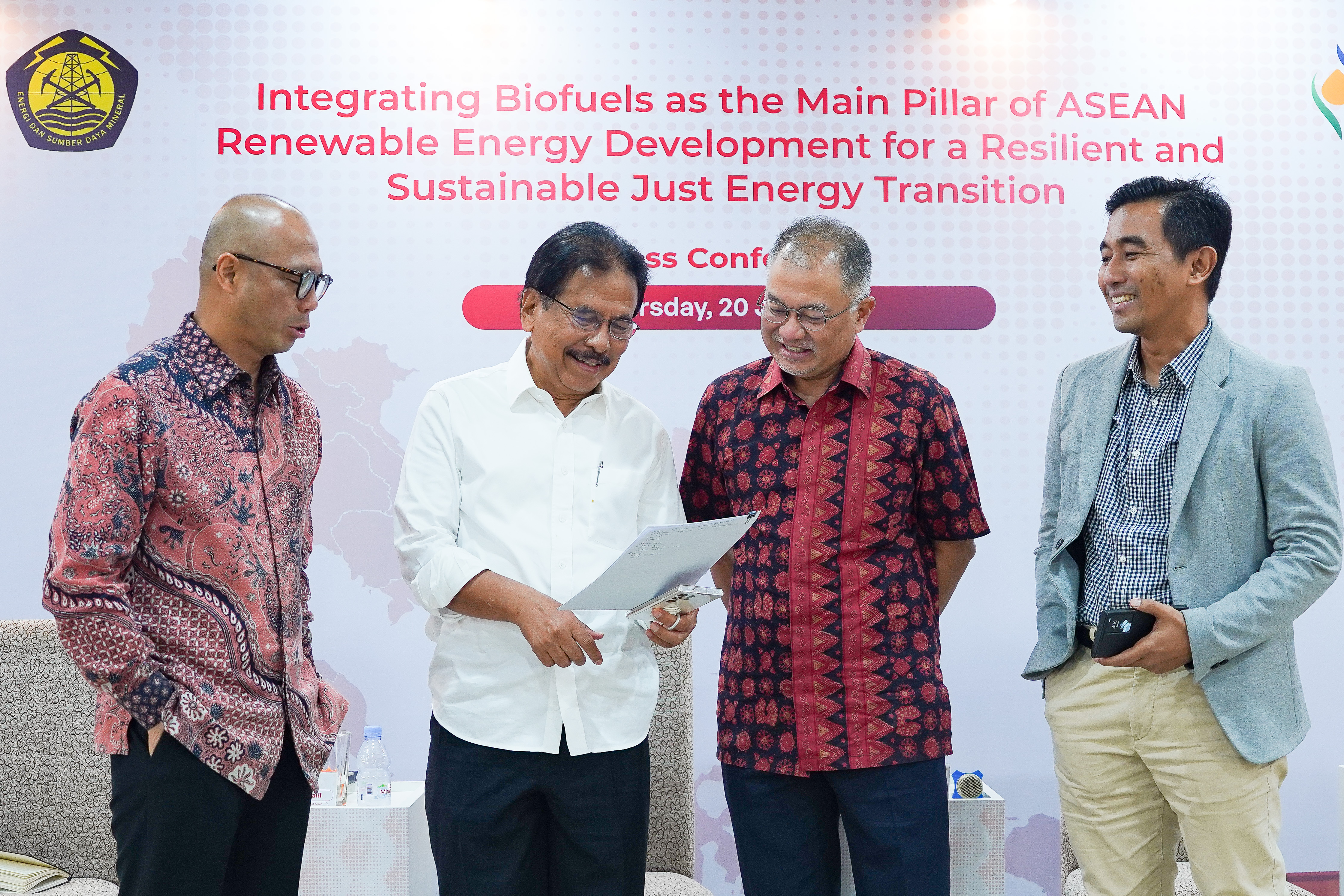 Konferensi pers seminar internasional tentang energi terbarukan di ASEAN