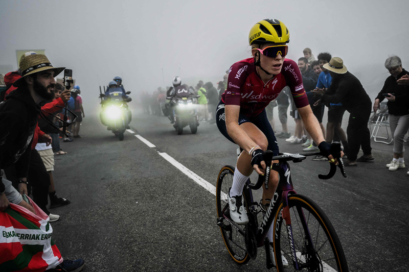 Etape Pegunungan Pyrenees yang brutal tidak menghambat Demi Vollering merebut kemenangan di etape ketujuh Tour de France Putri.