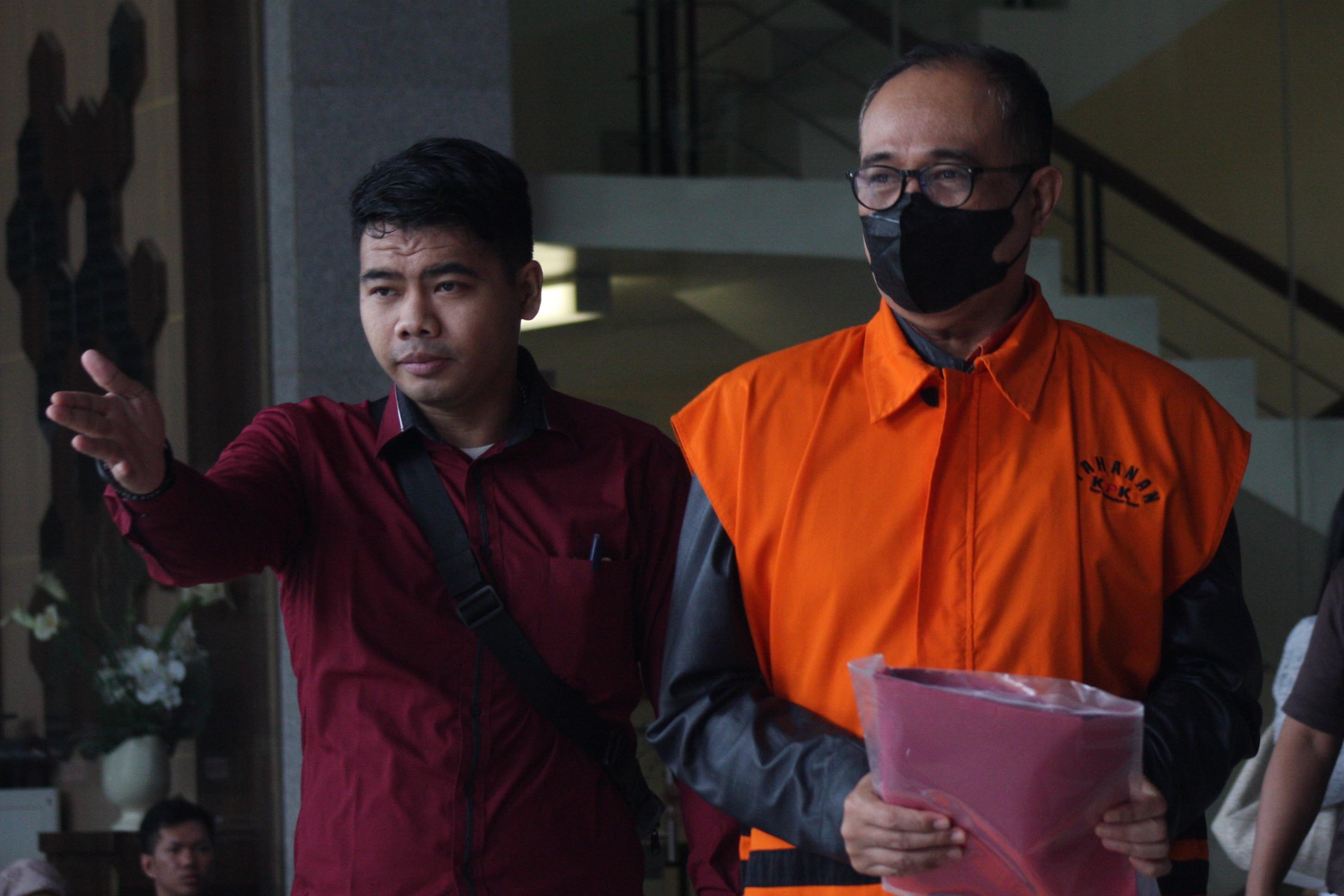 Mantan pejabat Direktorat Jenderal (Ditjen) Pajak Rafael Alun Trisambodo dikawal petugas Komisi Pemberantasan Korupsi (KPK)