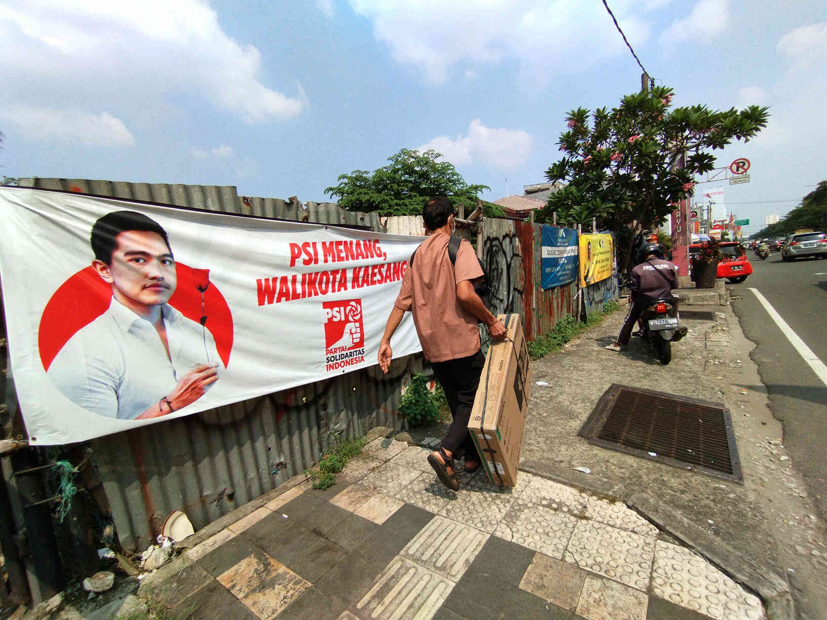 Spanduk bertuliskan PSI Menang, Walikota Kaesang, terpasang di jalan Margonda, Depok.