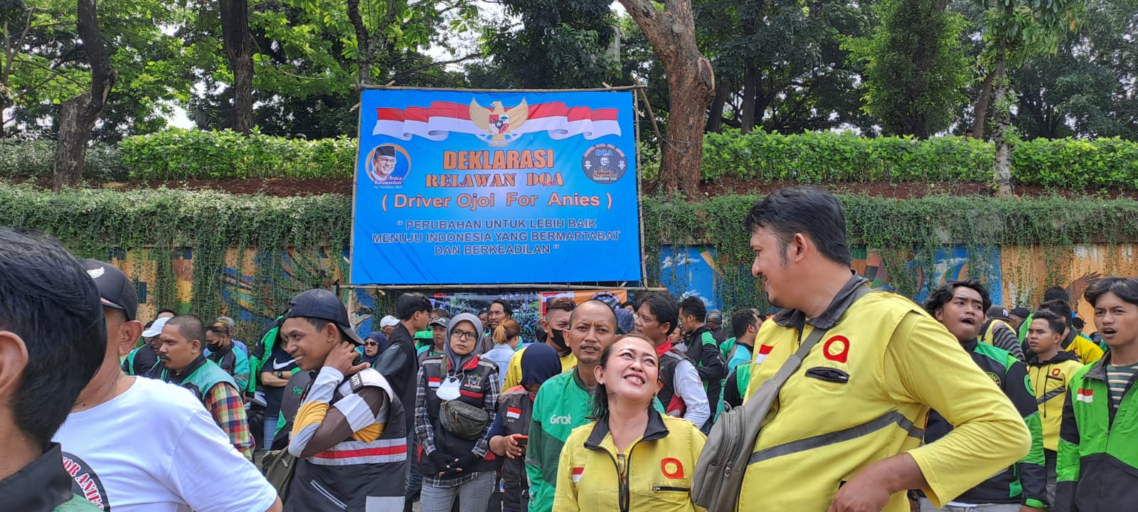 Pelawan DOA atau Deklarasi Ojol Anies for Presiden 2024 menggelar pertemuan di Pintu Air Malaka Sari, Buaran, Duren Sawit, Jaktim.