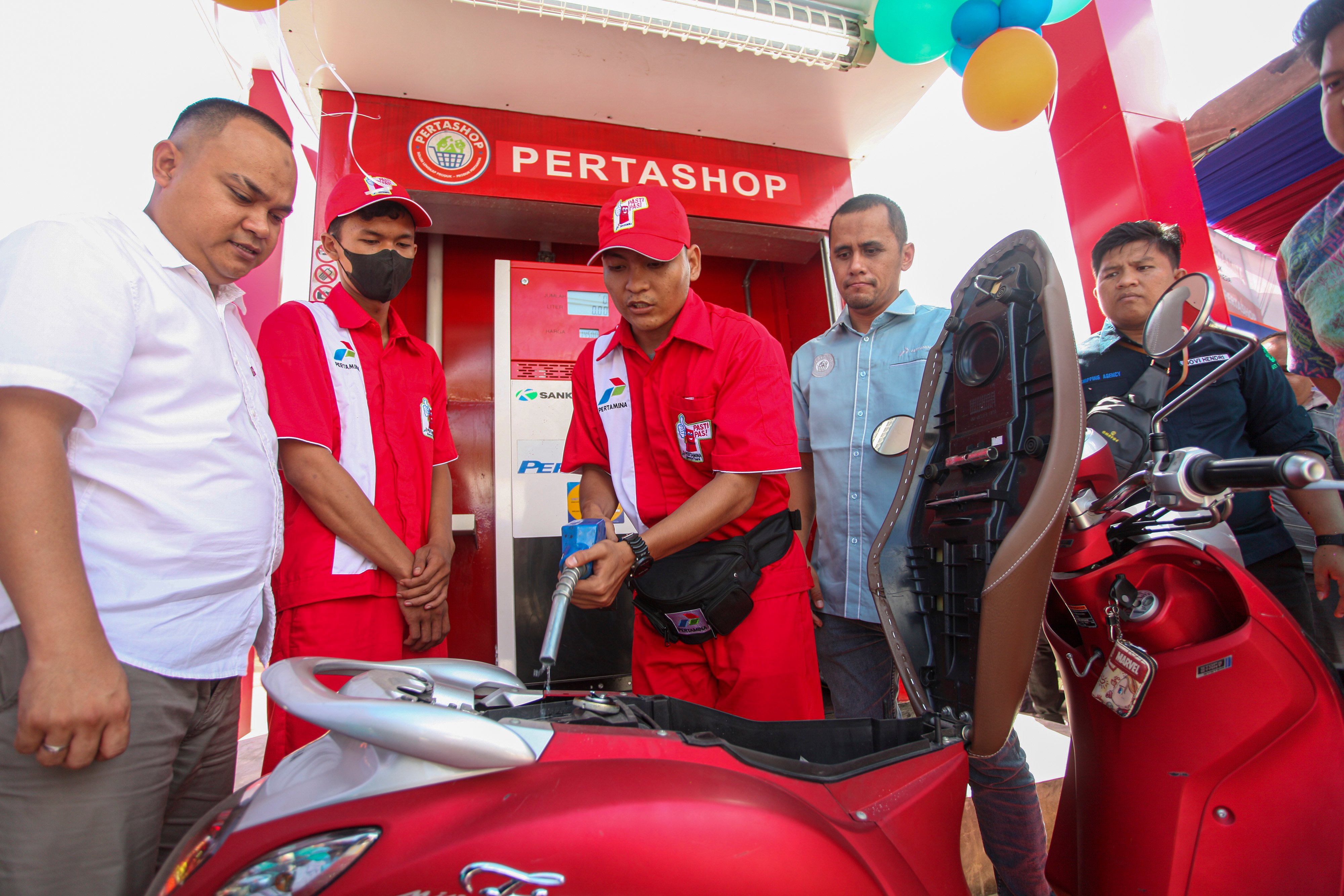 Petugas mengisi BBM pertamax ke kendaraan di unit Pertashop saat peresmian di Tiban Lama, Batam, Kepulauan Riau, Rabu (7/12/2022).
