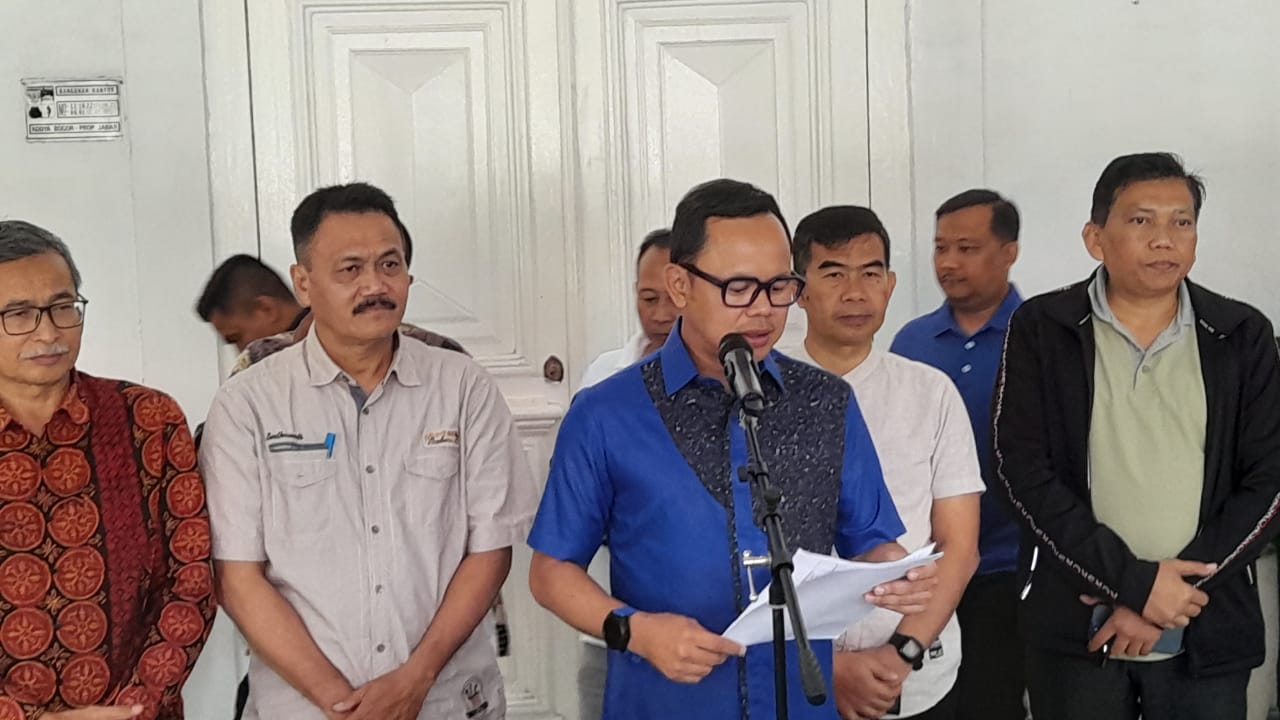 Wali Kota Bogor Bima Arya Sugiarto mengumumkan indikasi kecurangan di PPDB tingkat SMP Kota Bogor