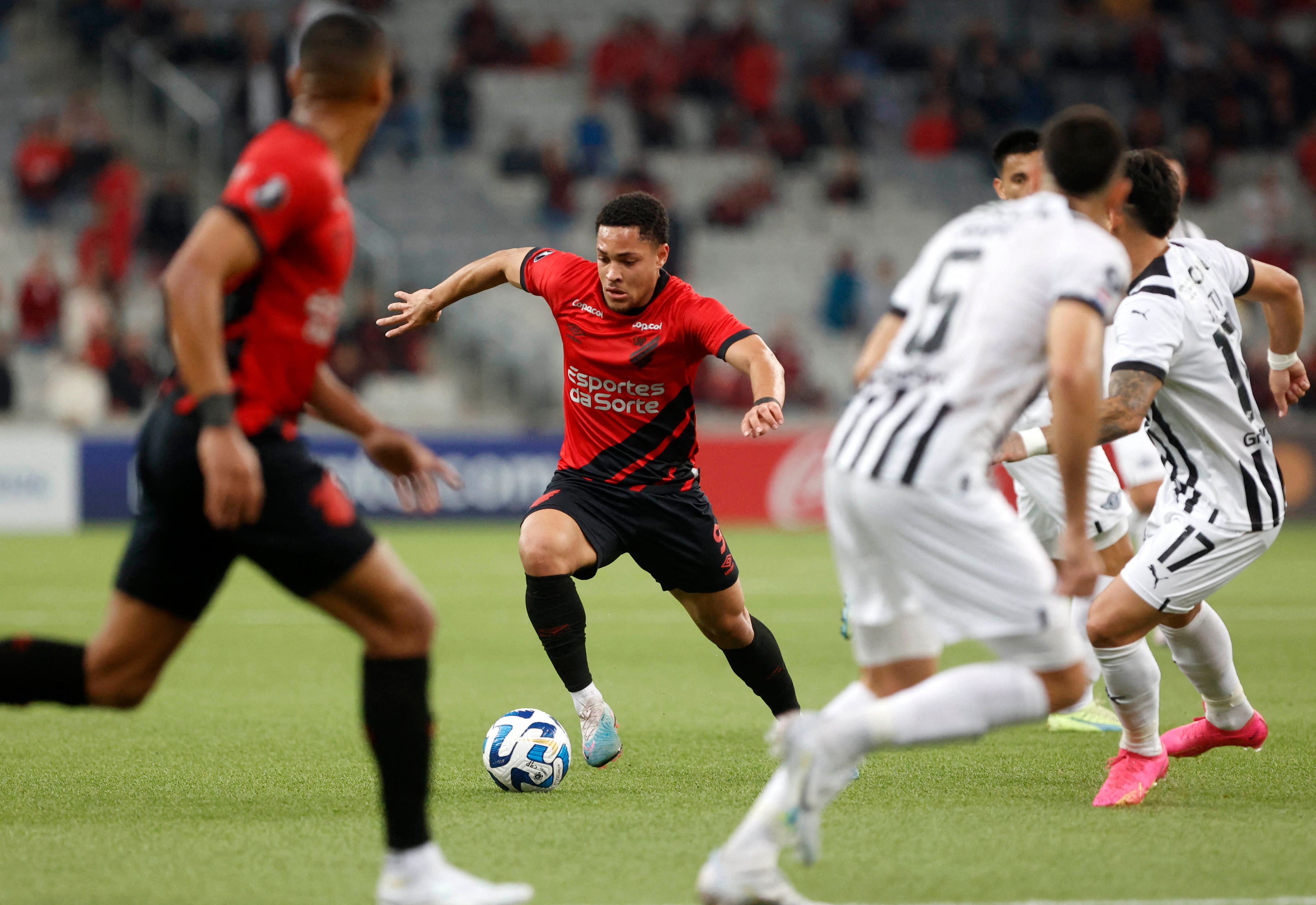 Vitor Roque (tengah).