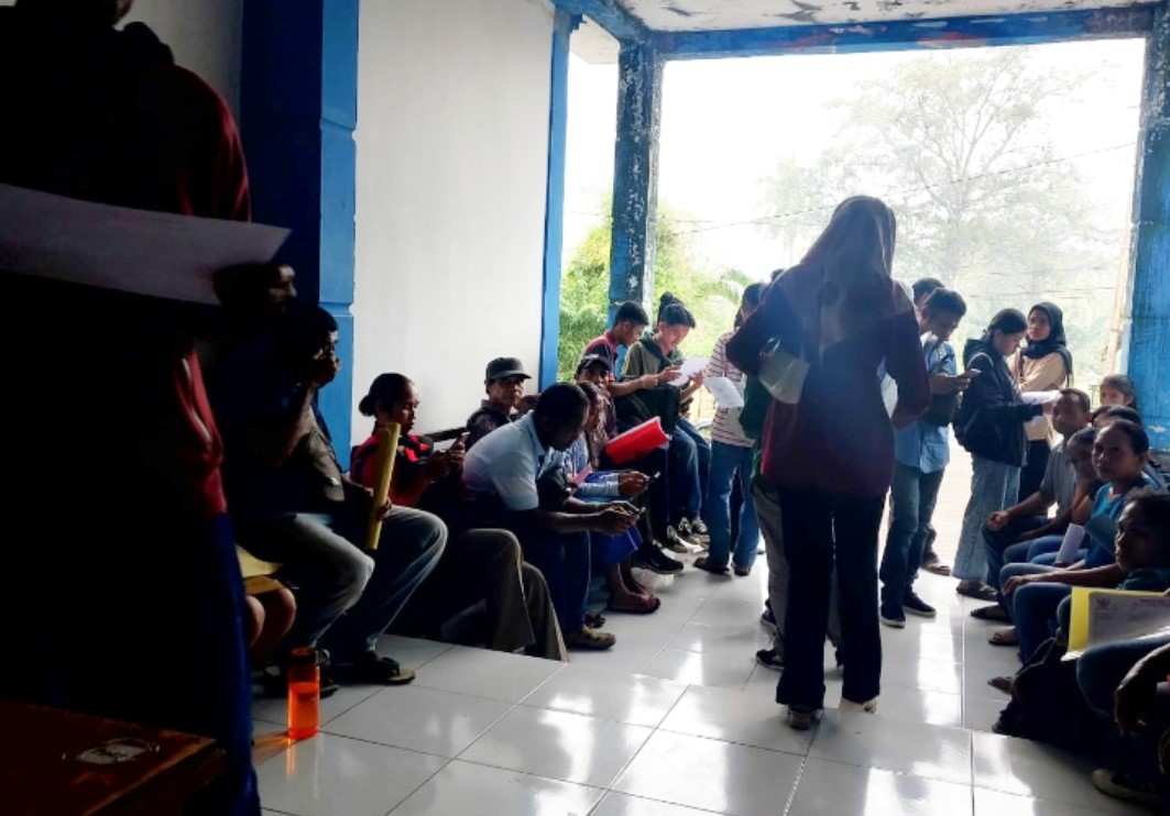 Sejumlah warga sedang melakukan perekaman e-KTP di Kantor Dinas Dukcapil Flores Timur.