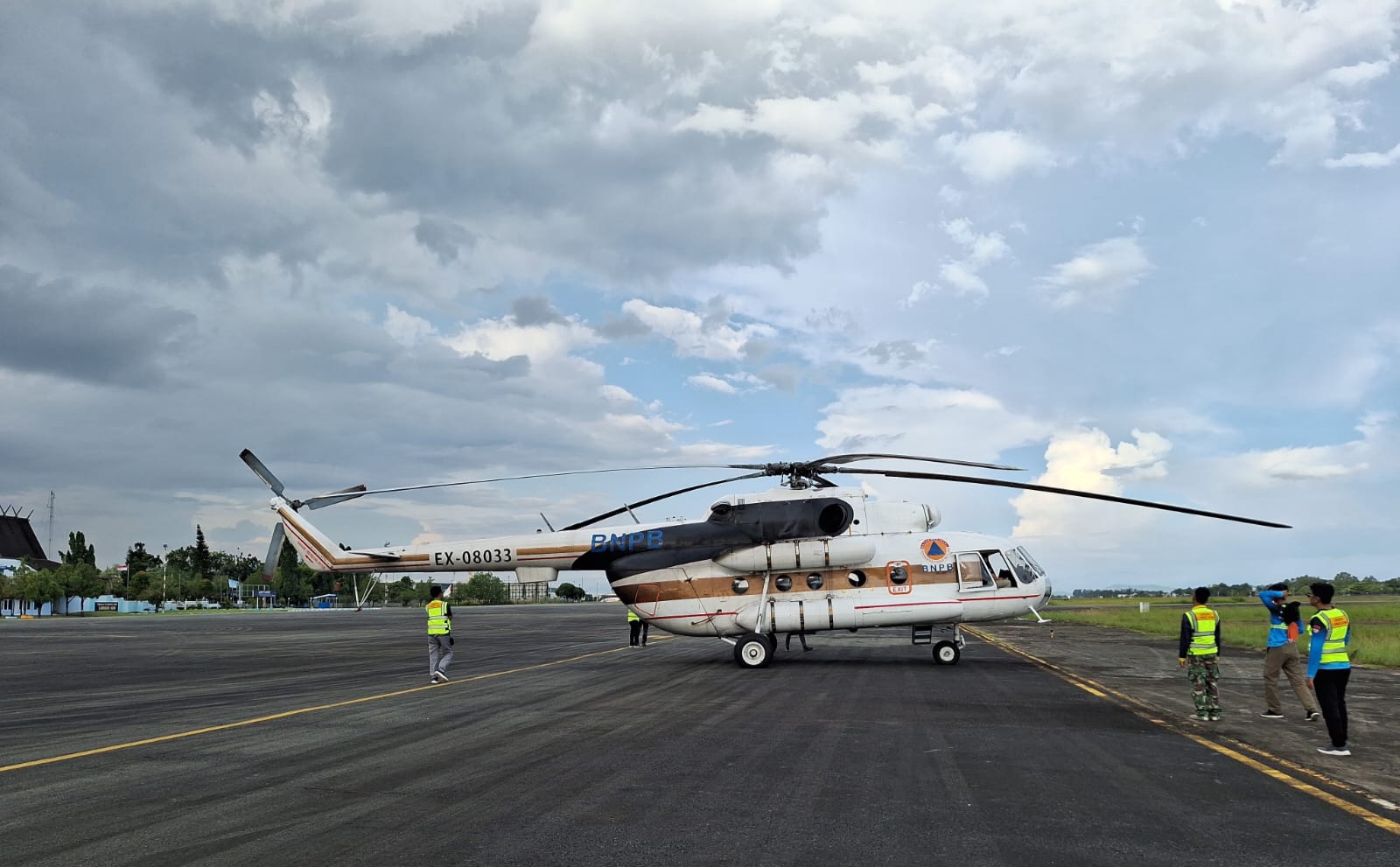 Helikopter Water Bombing Bantuan BNPB Tiba di Kalsel