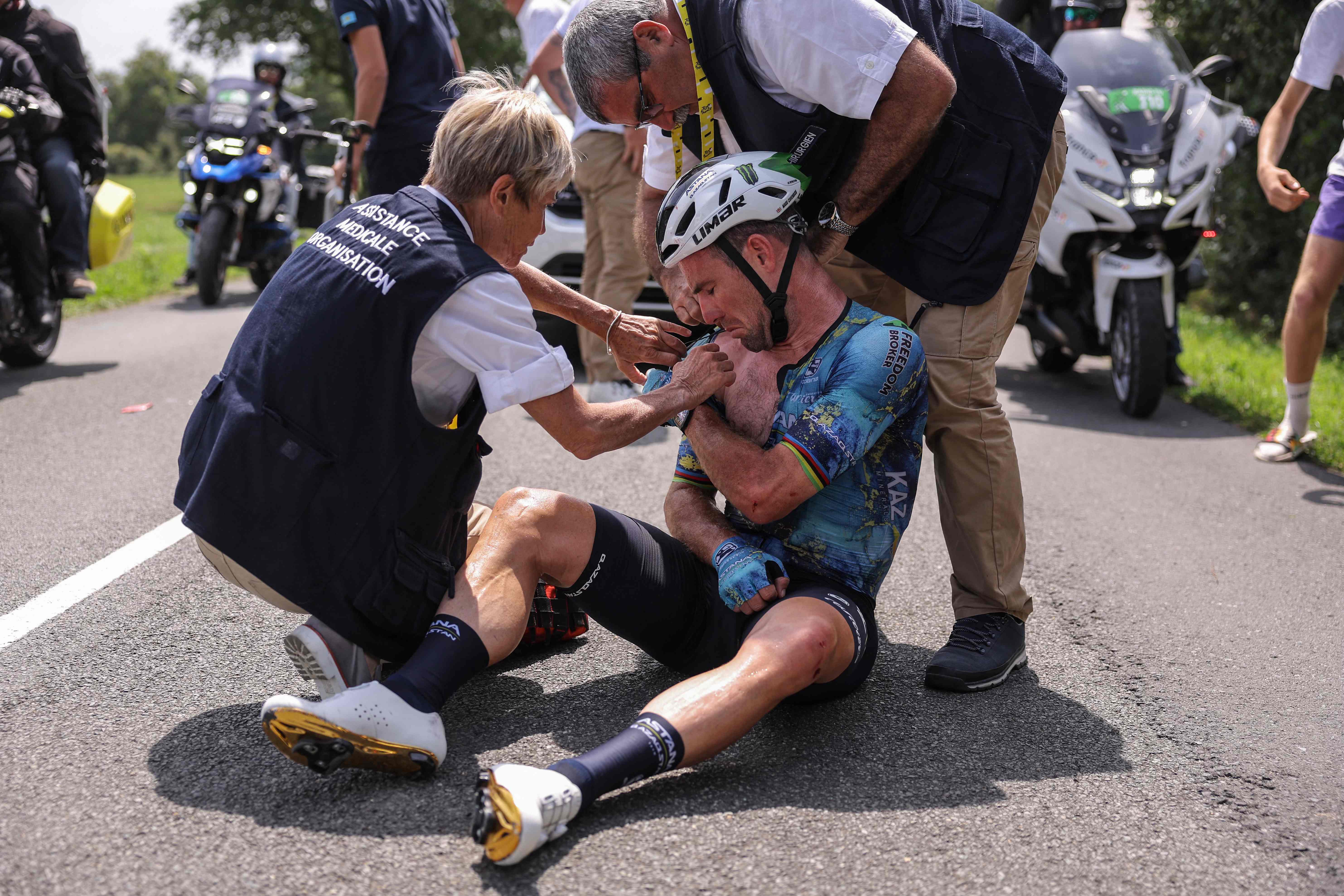 Mark Cavendish mendapat penanganan medis setelah terjatuh di etape 8 Tour de France.