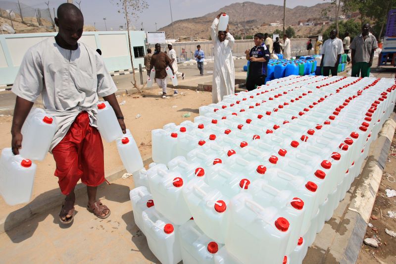 Ilustrasi warga membawa jeriken berisi air zamzam.