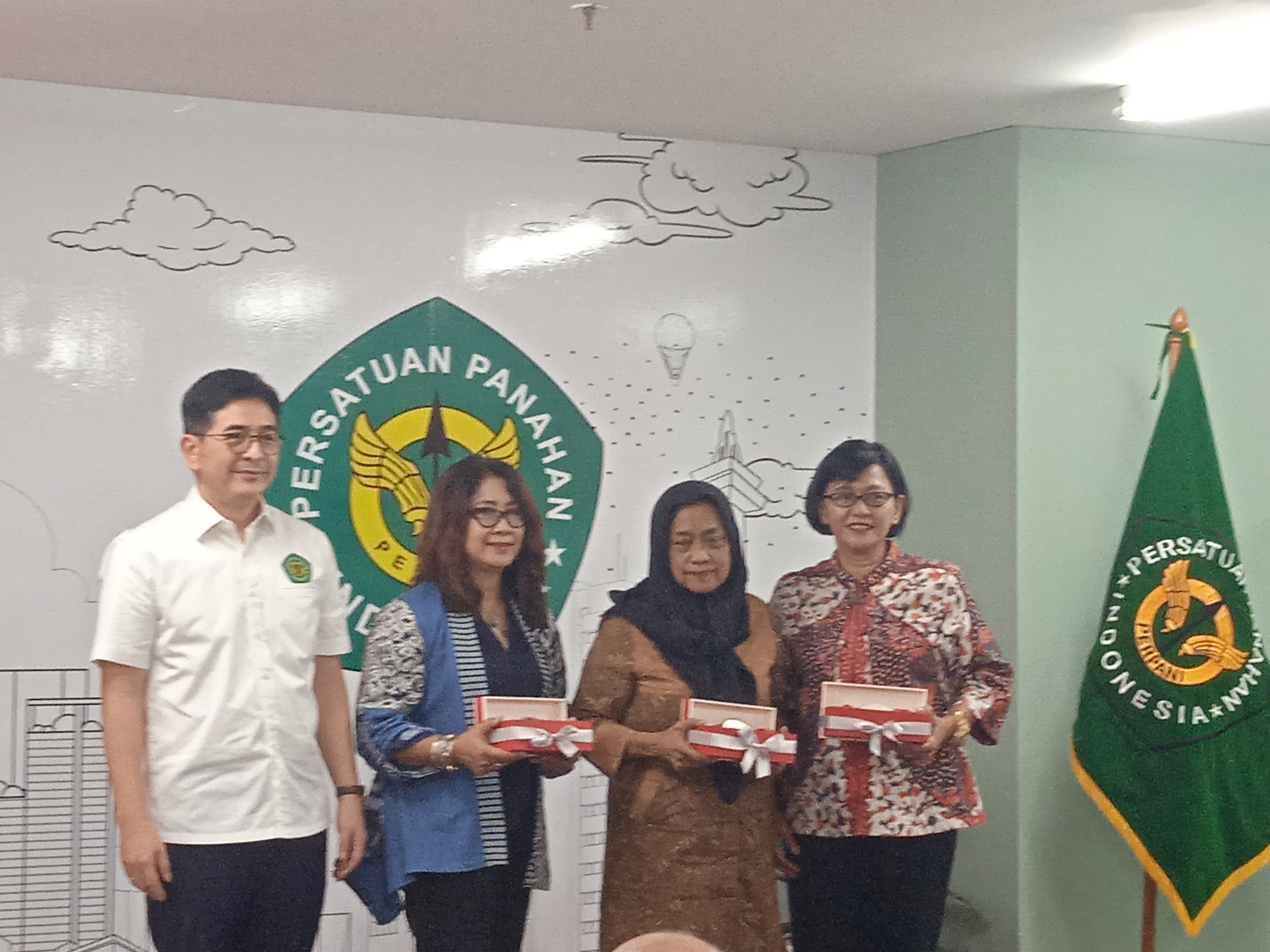 Ketum PB Perpani Arsjad Rasjid memberikan penghargaan kepada pendiri serta atlet dan pelatih berprestasi di GBK Arena