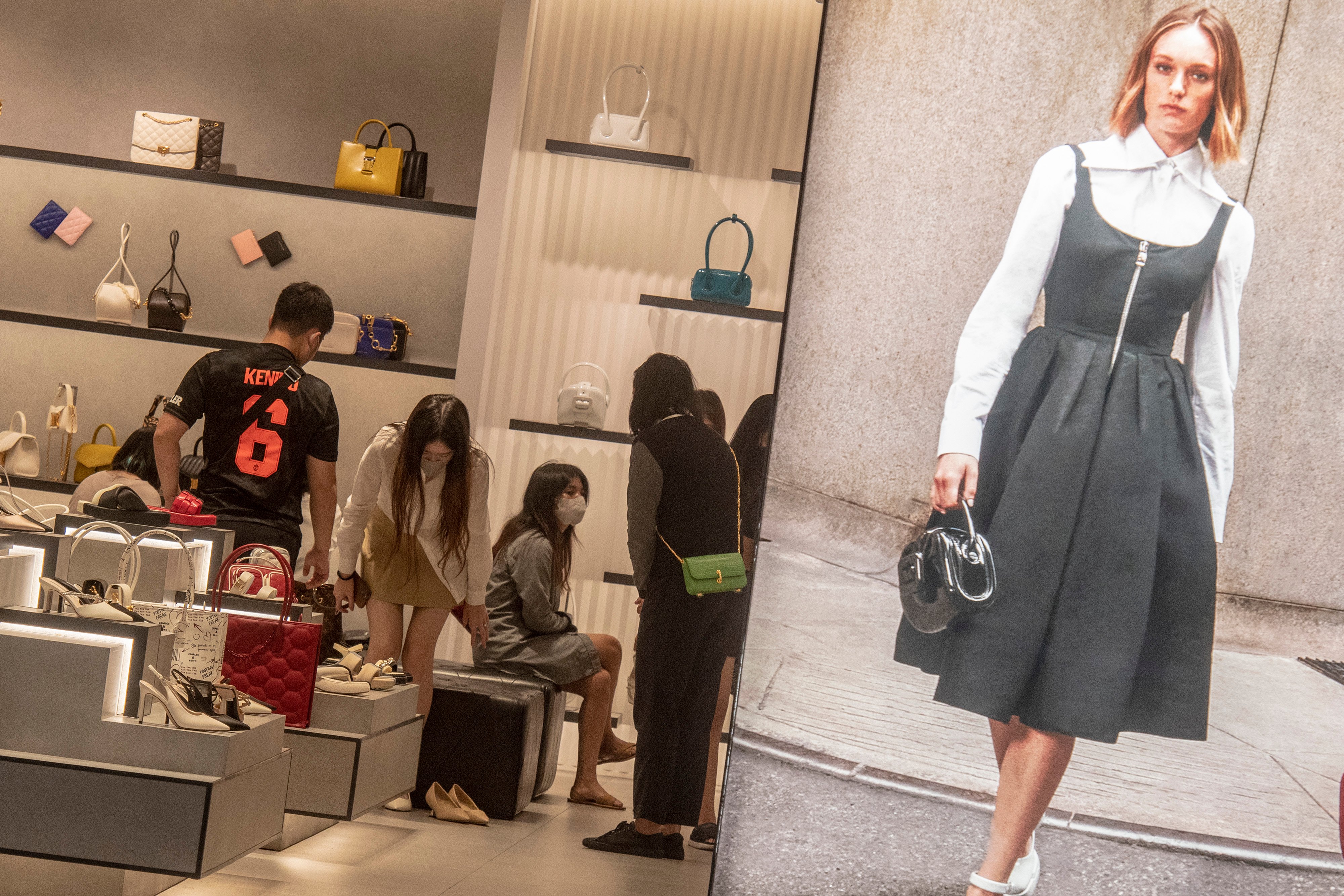 PENINGKATAN AKTIVITAS BELANJA MASYARAKAT MENENGAH ATAS