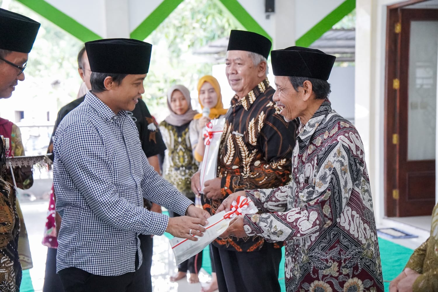 Wamen ATR/BPN Raja Juli Antoni menyerahkan sertifikat tanah wakaf di Magelang, Jawa Tengah, Kamis (20/7).