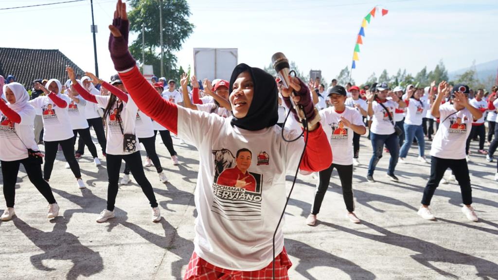 Relawan Sedulur Saklawase menggelar senam bersama emak-emak di Kecamatan Getasan, Kabupaten Semarang, Jawa Tengah.