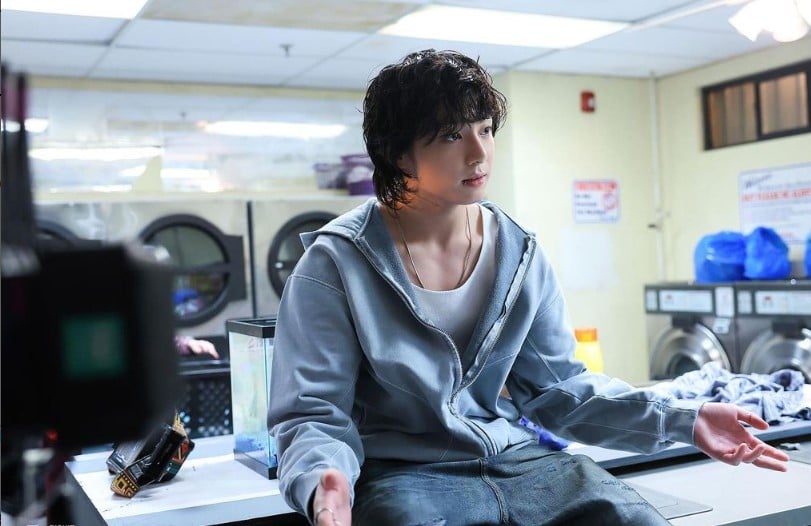 Cuplikan adegan dari video musik Seven milik Jungkook.