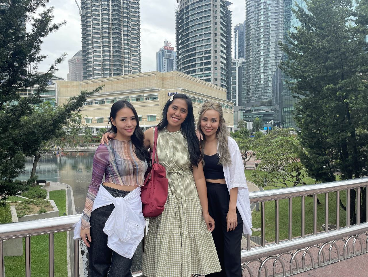 Tiga travel influencer Marischka Prudence, Kadek Arini, dan Windy Iwandi berkunjung ke Genting, Malaysia.