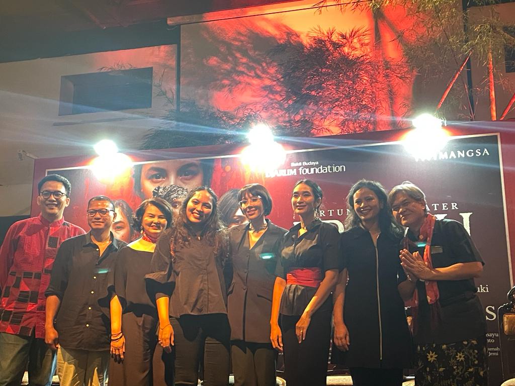 Para pemain dan sutaradara pertunjkan teater Ariyah dari Jembatan Ancol.