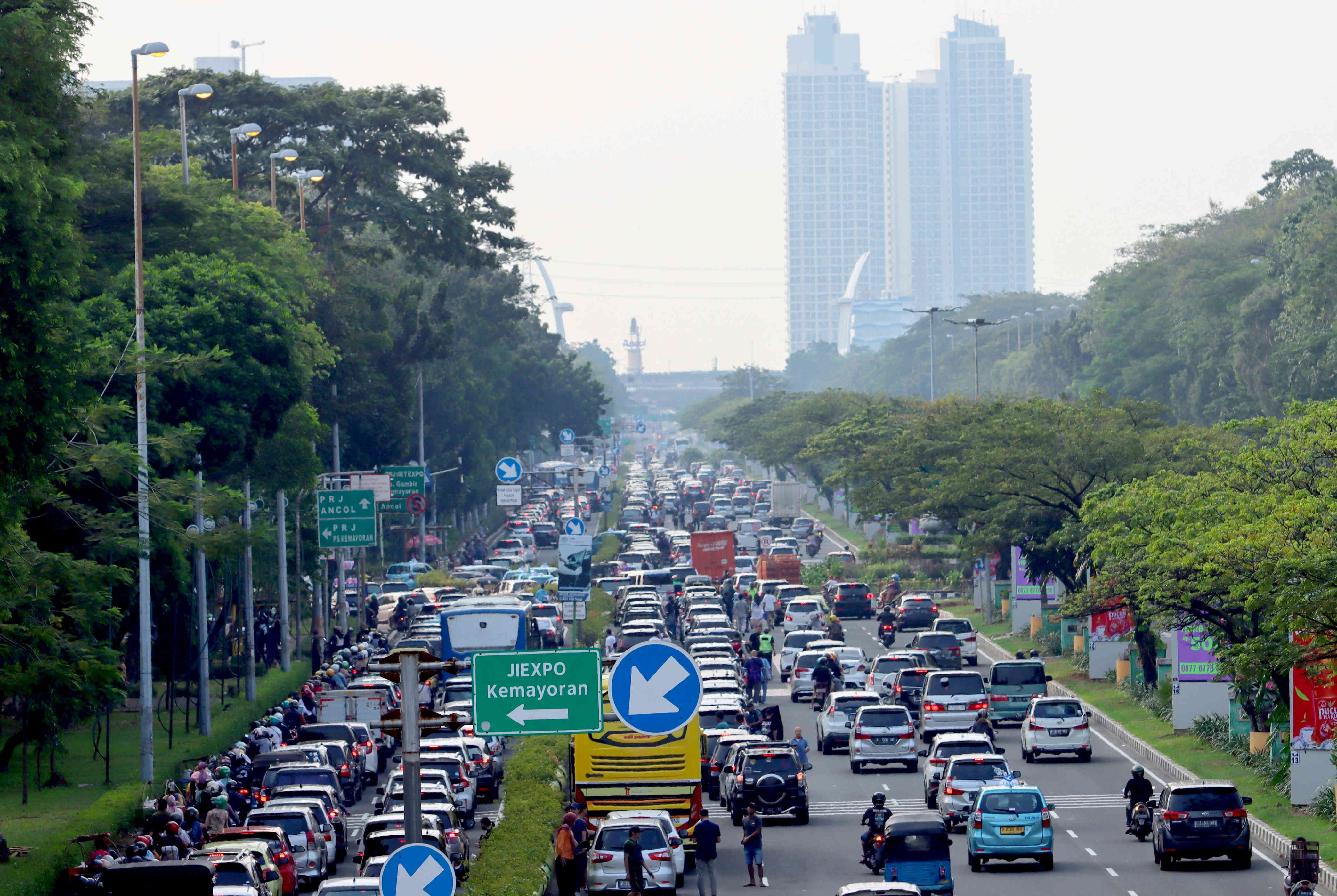 Kemacetan terjadi di kawasan jalan Benyamin Sueb arah Pekan Raya Jakarta (PRJ) Jiexpo, Kamis (29/6/2023). 