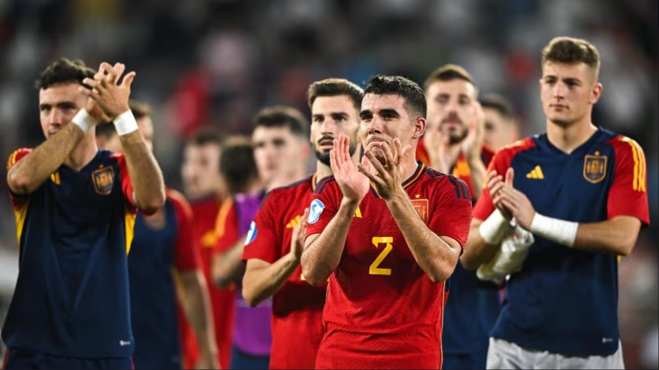 Para pemain timnas Spanyol menyapa pendukung mereka usai mengalahkan Ukraina di laga semifinal Piala Eropa U-21.
