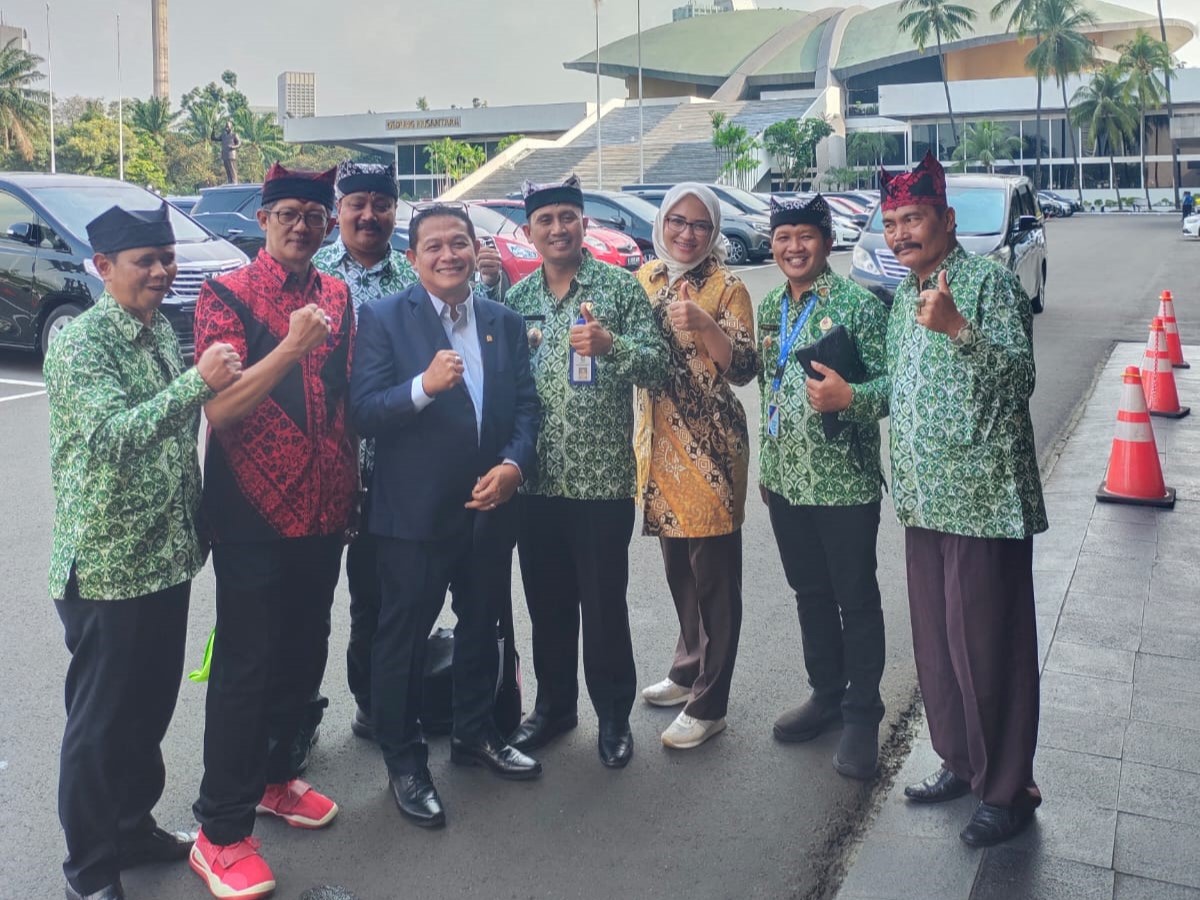 Sejumlah perwakilan dari asosiasi desa dari yang hadir ke Senayan pun langsung bertepuk tangan dengan pengesahan tersebut.