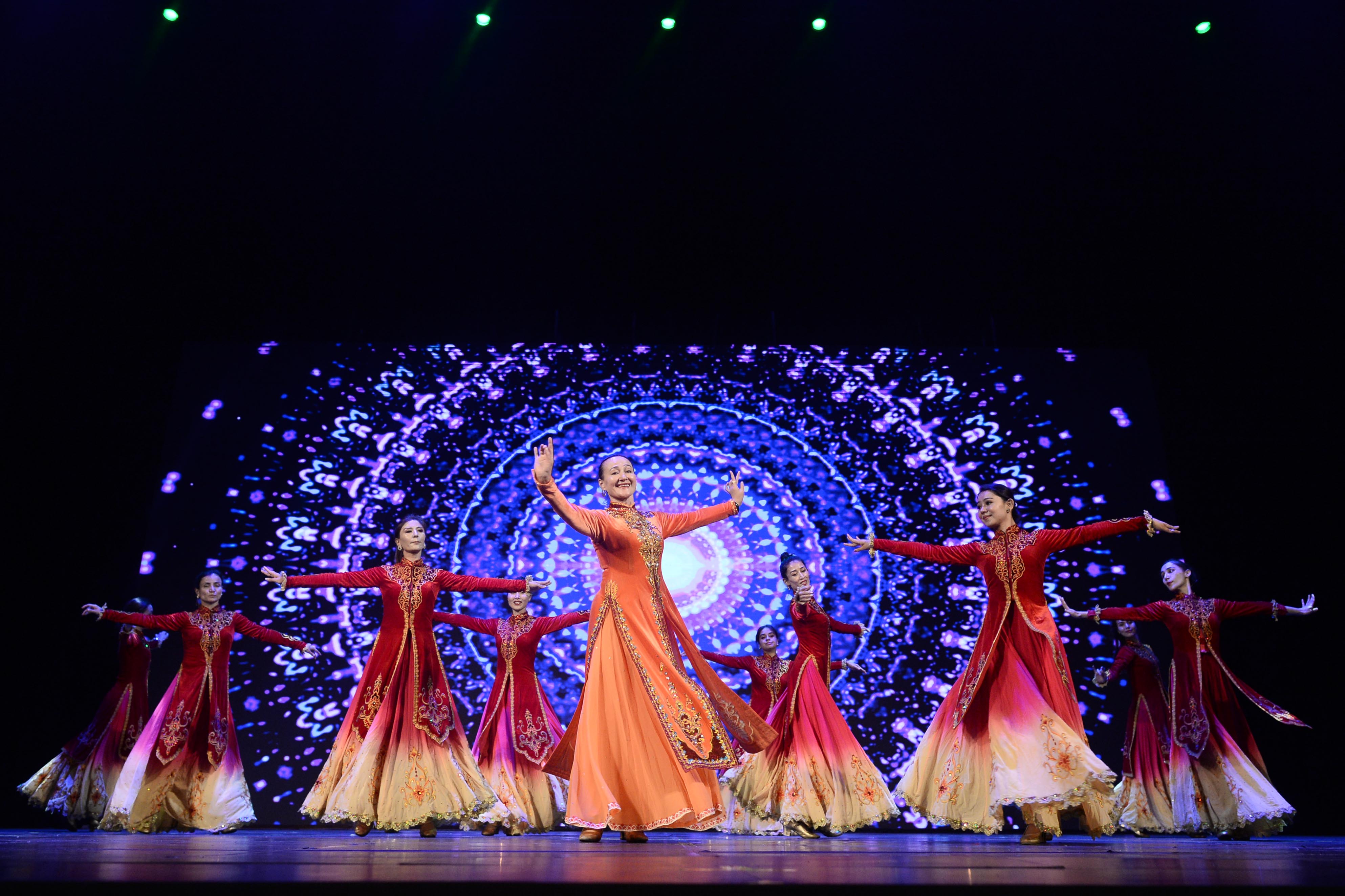 Festival Hijriah ini juga dimeriahkan penampilan parade seni dan budaya dari Muslim Xinjiang oleh kelompok seni Art Troupe Performance.