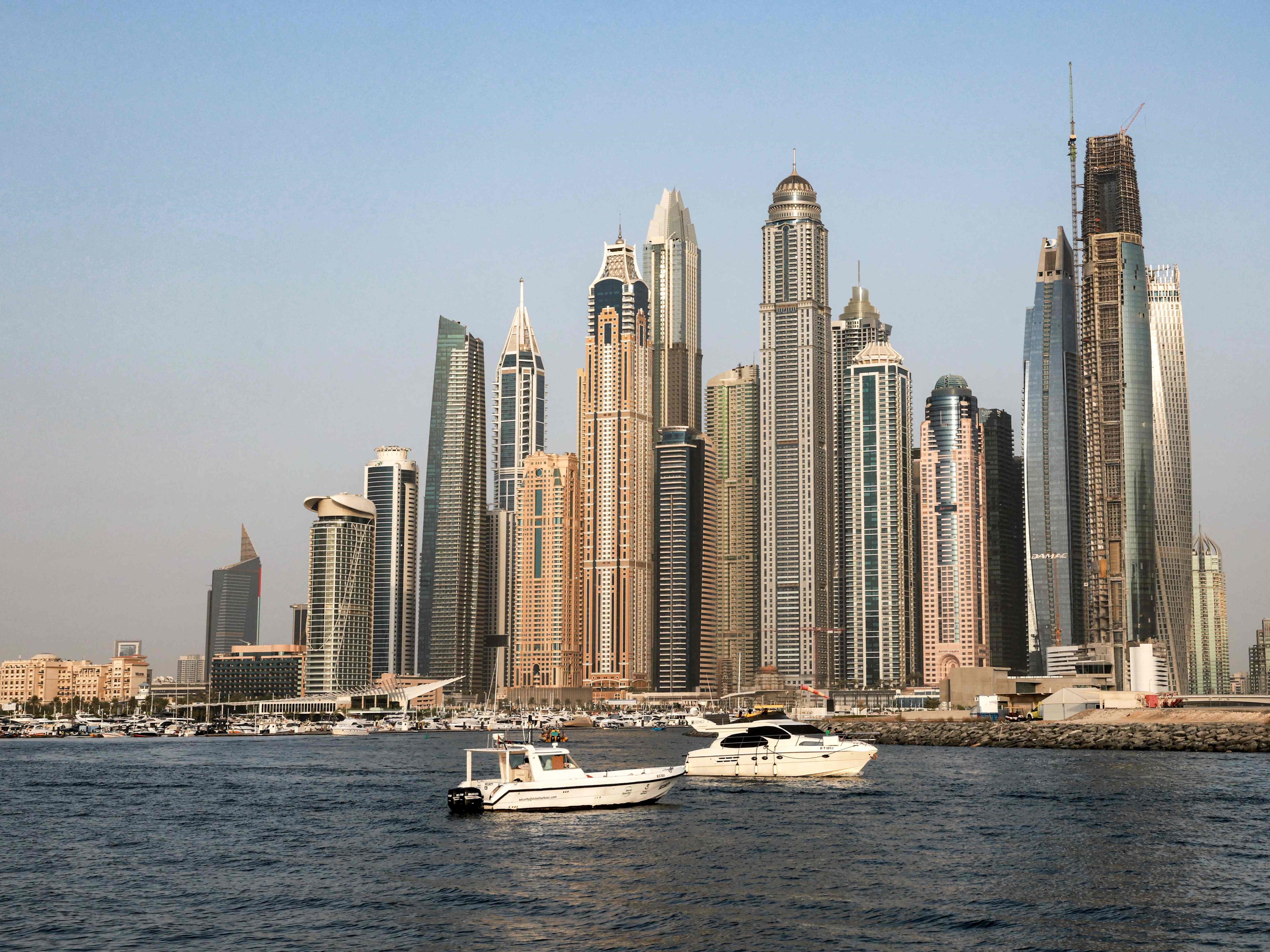 Perahu ditambatkan di perairan teluk dekat gedung pencakar langit Dubai Marina di Dubai pada 27 Juli 2023.