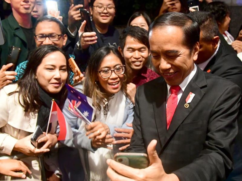Presiden Jokowi berfoto bersama para WNI yang berada di Australia.