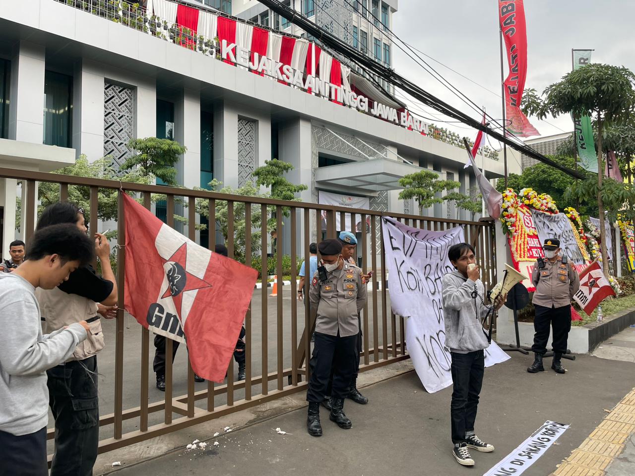 Mahasiswa yang tergabung dalam GMNI Kota Bandung menggelar orasi di pintu gerbang kantor Kejaksaan Tinggi Jawa Barat