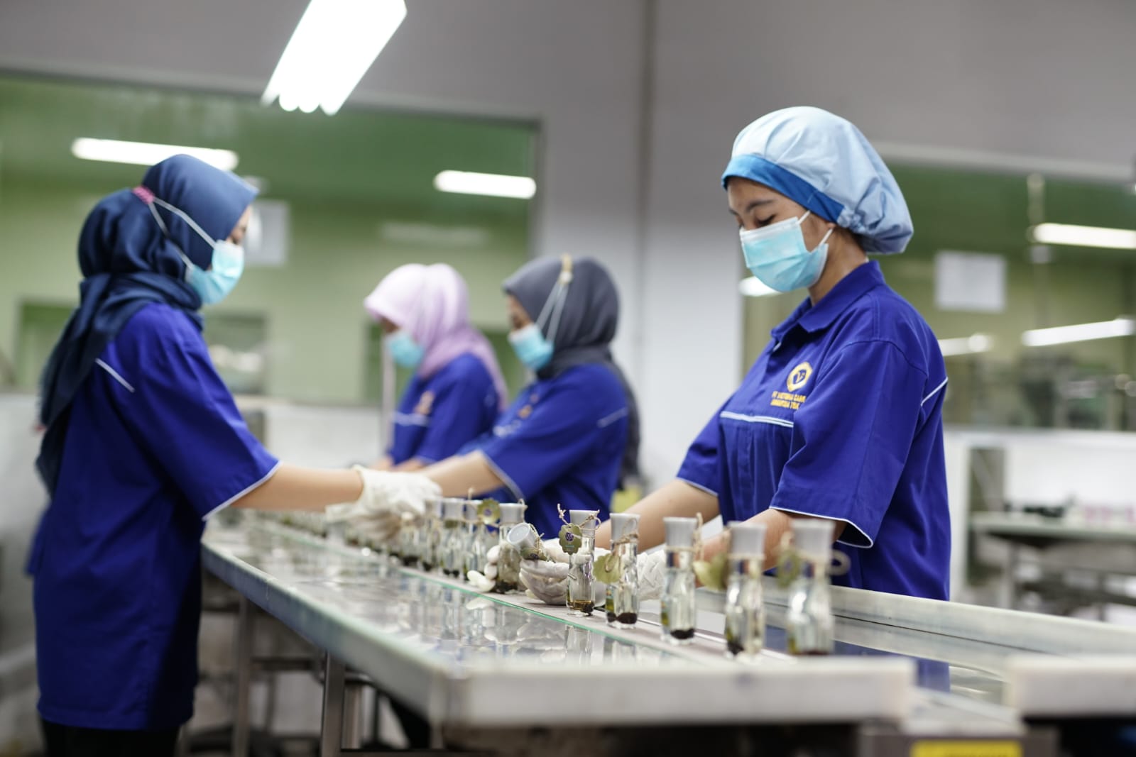 Proses produksi di PT Victoria Care Indonesia Tbk.