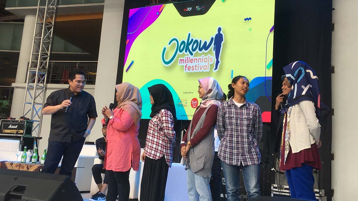 Menteri BUMN Erick Thohir (kiri) saat berbincang dengan kalangan milenial.