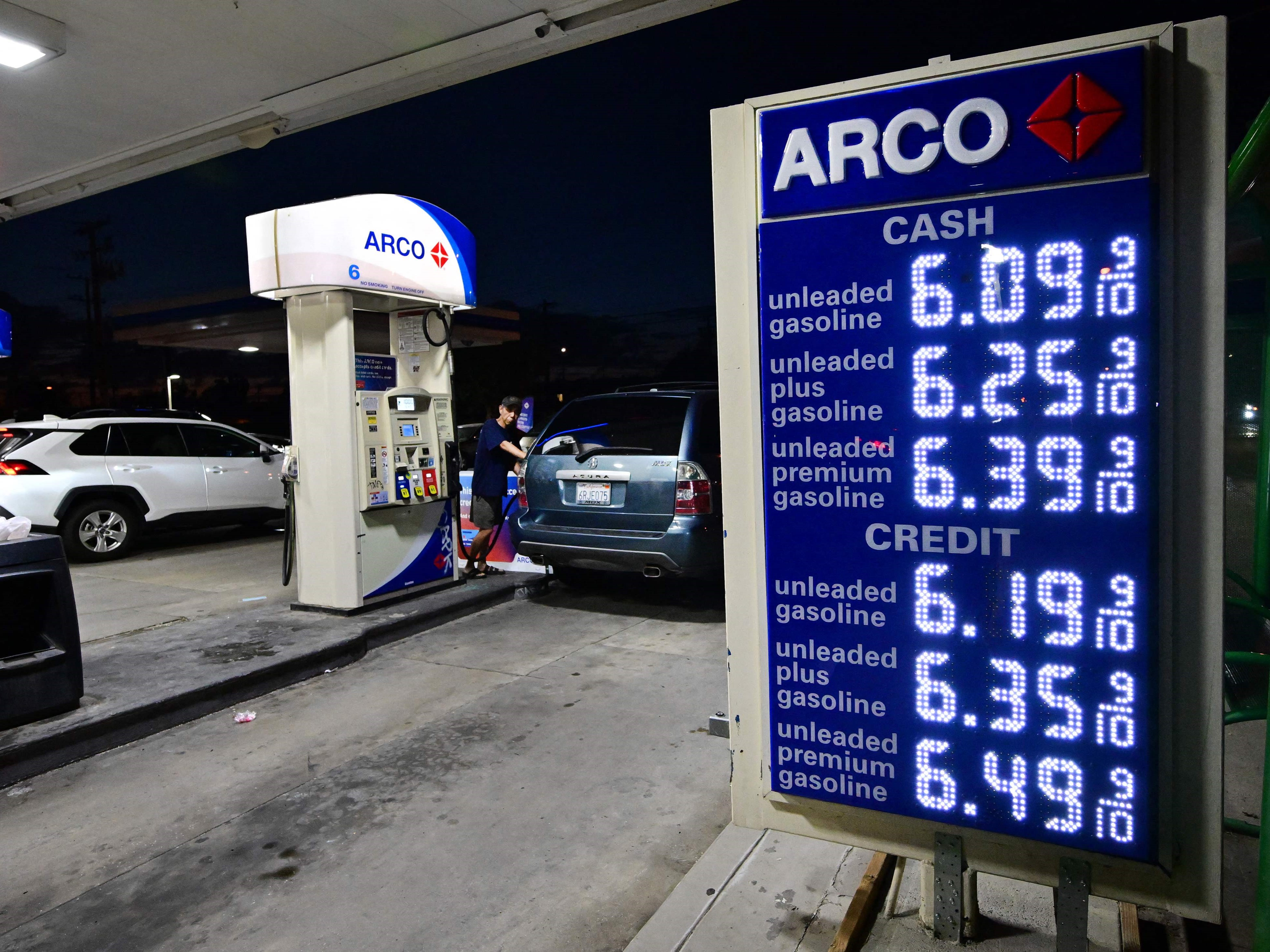 Pompa bensin Arco menampilkan harga per galon lebih dari US$6 di Monterey Park, California, pada 22 Juni 2022.