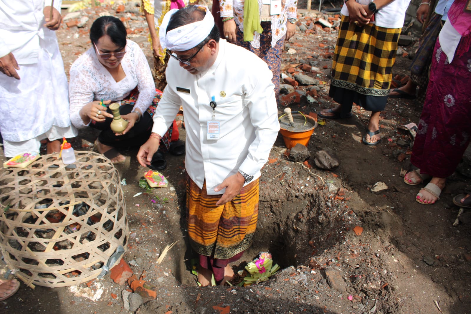  Sekda Kota Denpasar, Ida Bagus Alit Wiradana melakukan peletakan batu pertama renovasi Rumah Berdaya Denpasar