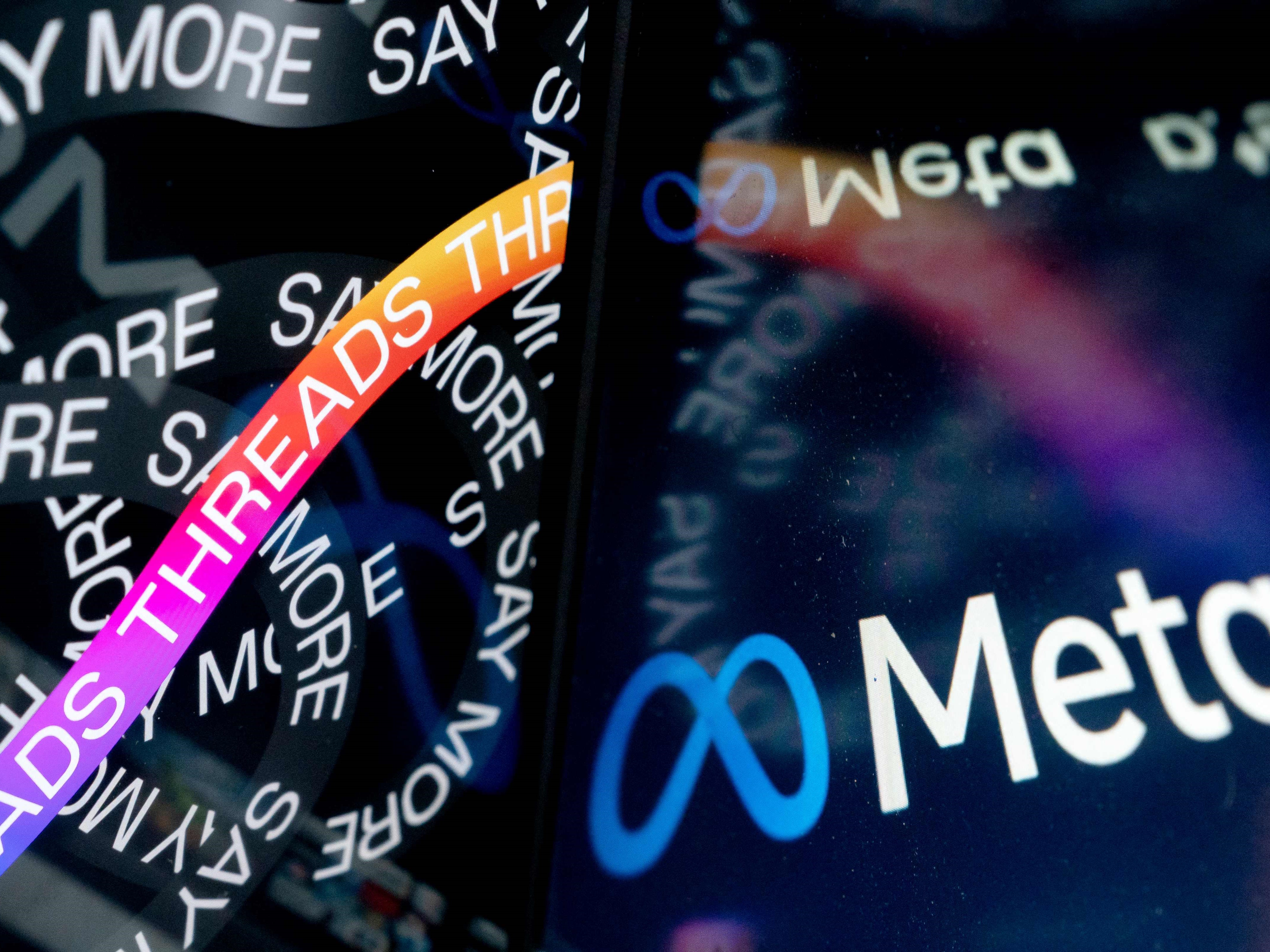 Halaman pembuka Threads, aplikasi Instagram, di dekat logo Meta.