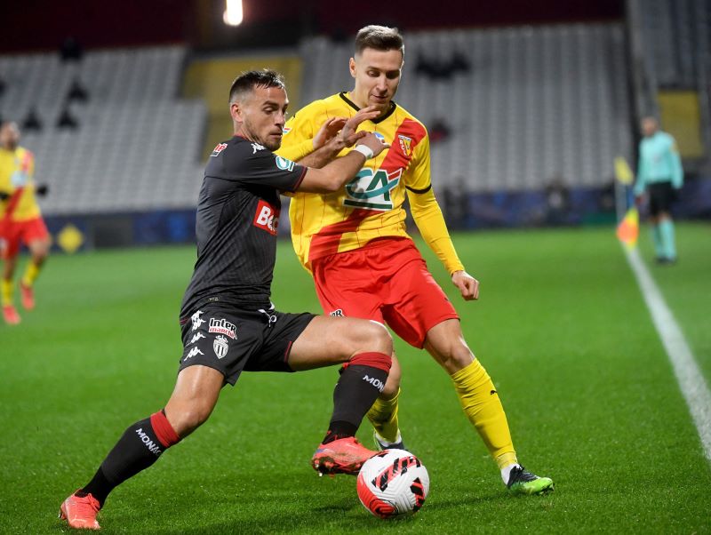 Alex Disasi (kiri) berduel dengan pemail Lens Przemyslaw Frankowski.