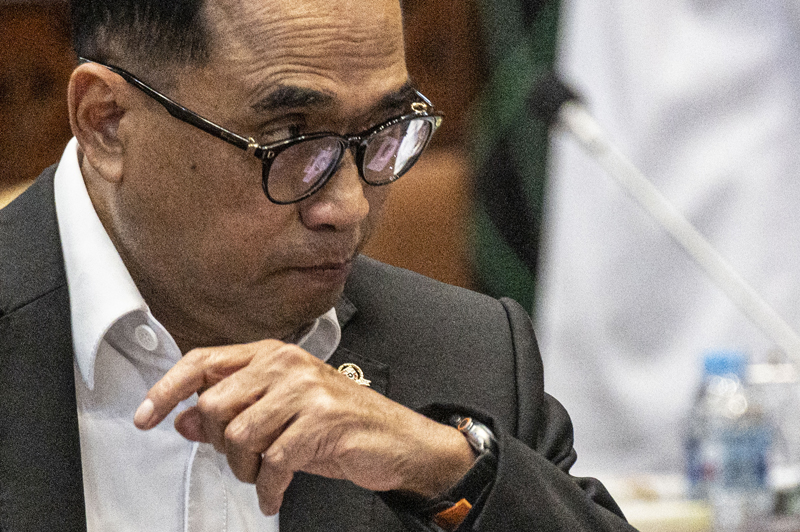 Setelah pemanggilan sebelumnya tidak hadir, Budi Karya Sumadi memenuhi panggilan penyidik KPK terkait kasus dugaan suap pengadaan jalur kere