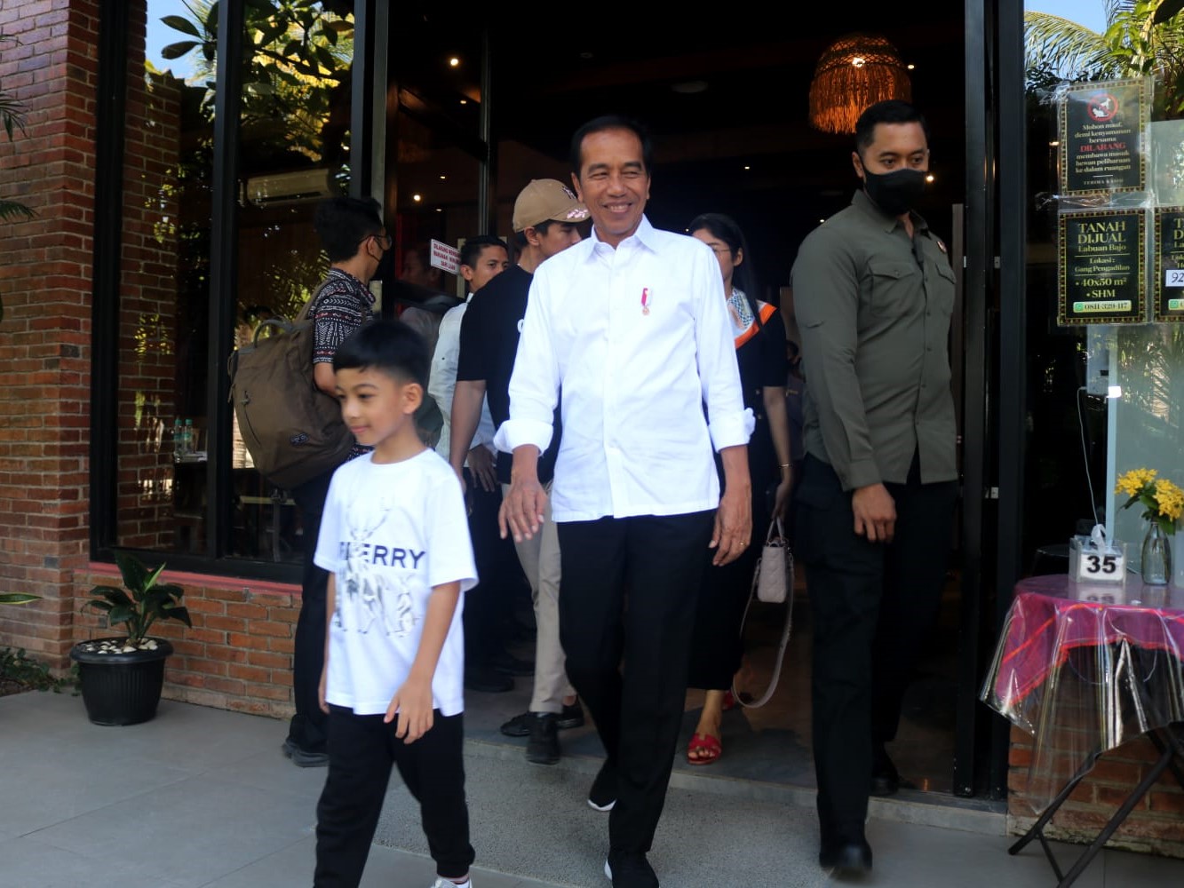 Presiden Joko Widodo saat mengunjungi Restoran Primarasa Labuan Bajo.