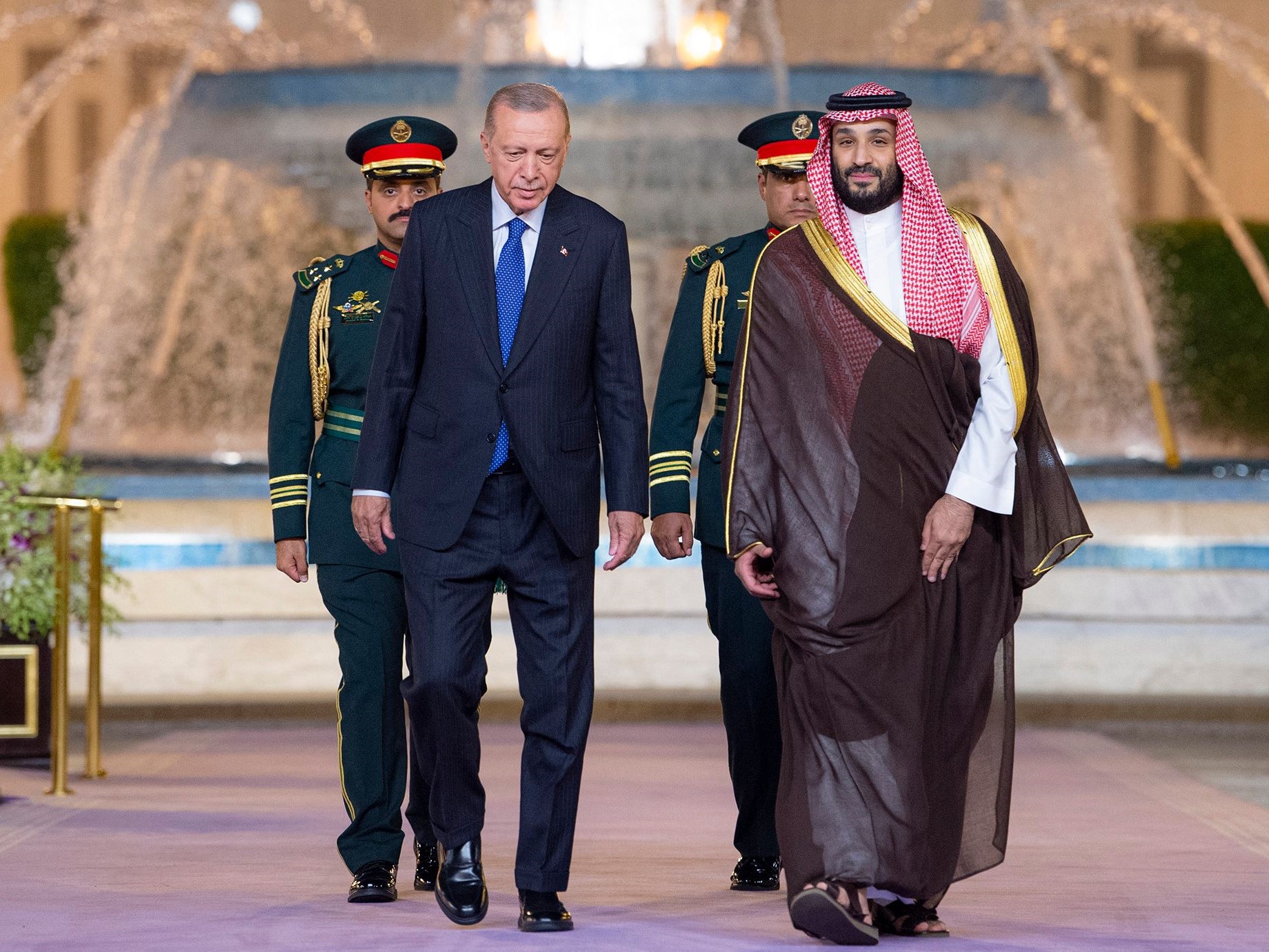 Putra Mahkota Arab Saudi Mohammed bin Salman (kanan) menyambut Presiden Turki Recep Tayyip Erdogan (kiri) di Jeddah pada 17 Juli 2023.