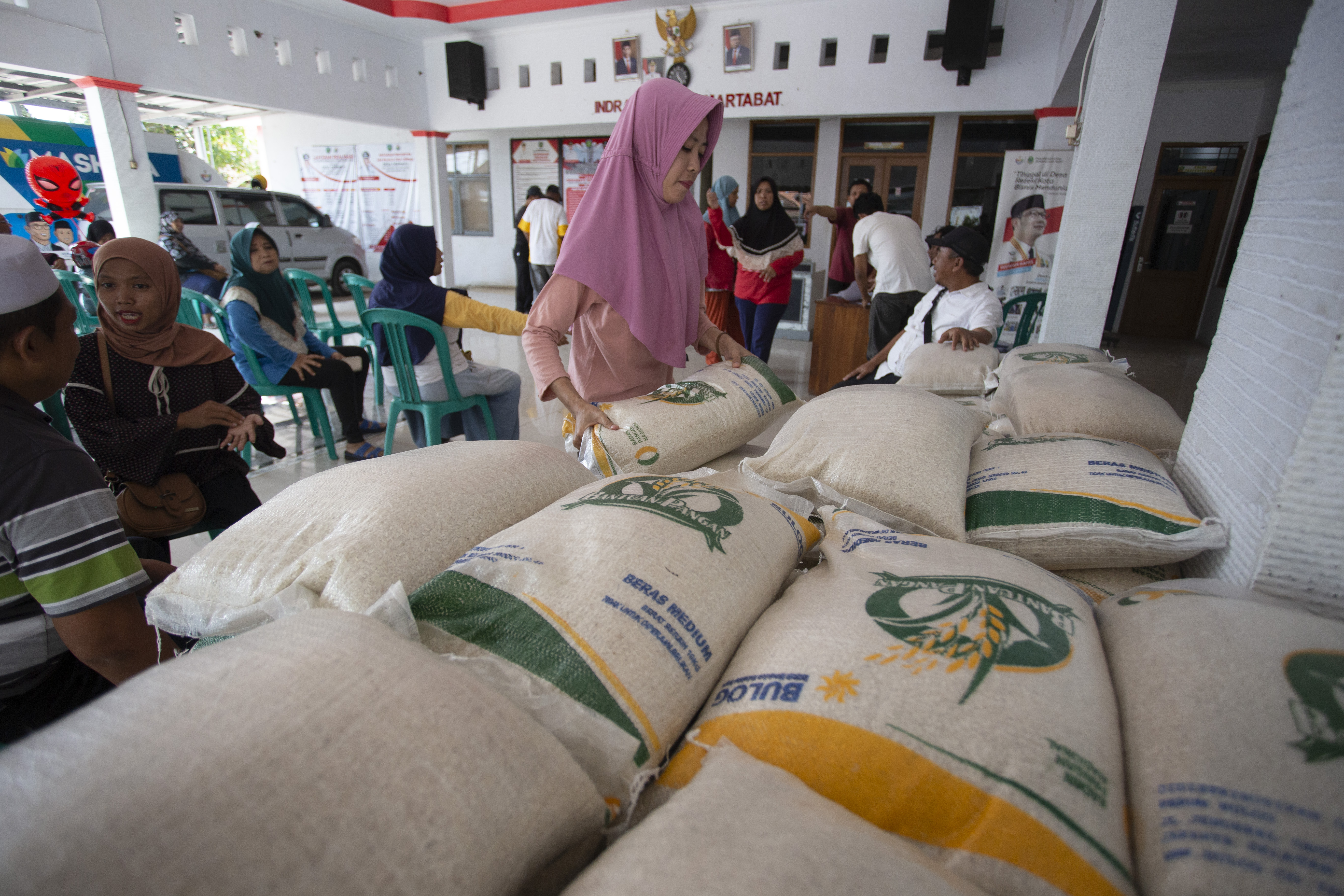Bansos Beras Ditambah Jadi 30 Kg per Keluarga Penerima Manfaat