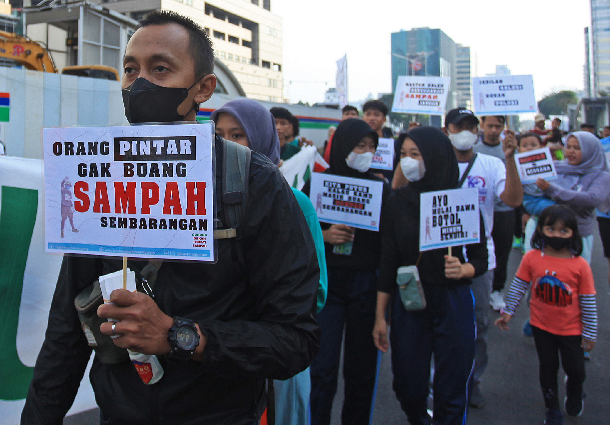 Warga membawa poster aksi saat Hari Bebas Kendaraan Bermotor di Bundaran HI, Jakarta, Minggu (26/6/2022).