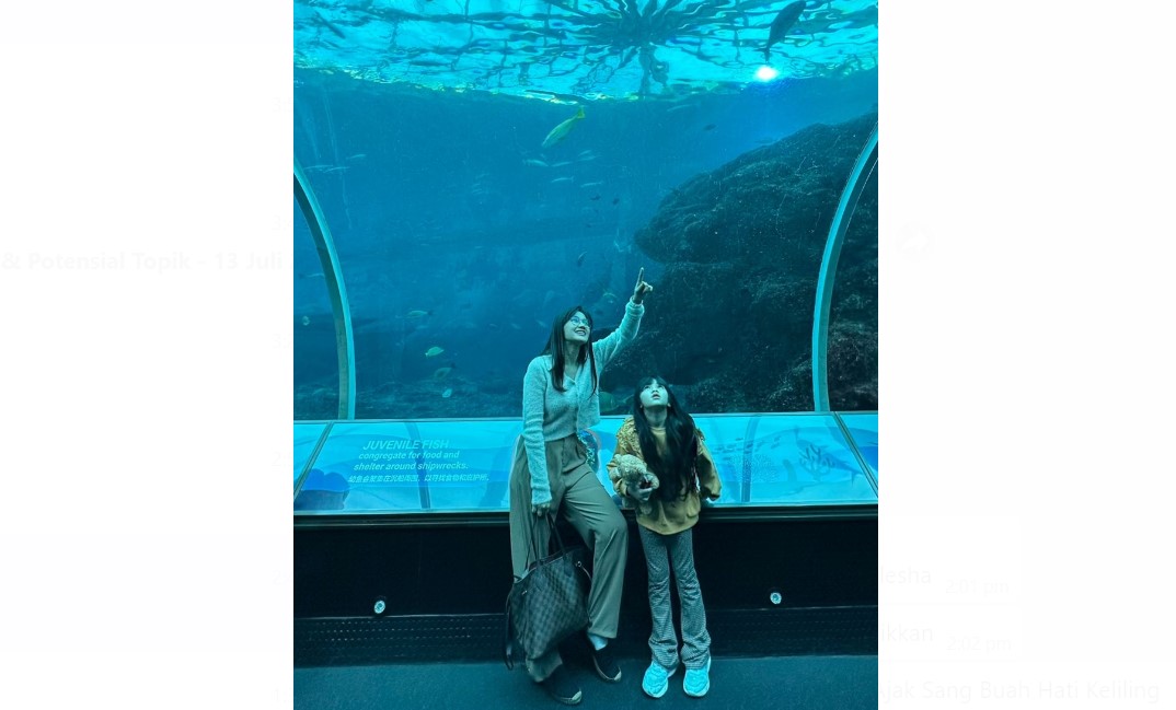 Disc Jockey (DJ) asal Yogyakarta, Adinda Marsya bersama putrinya saat berada di Singapura.