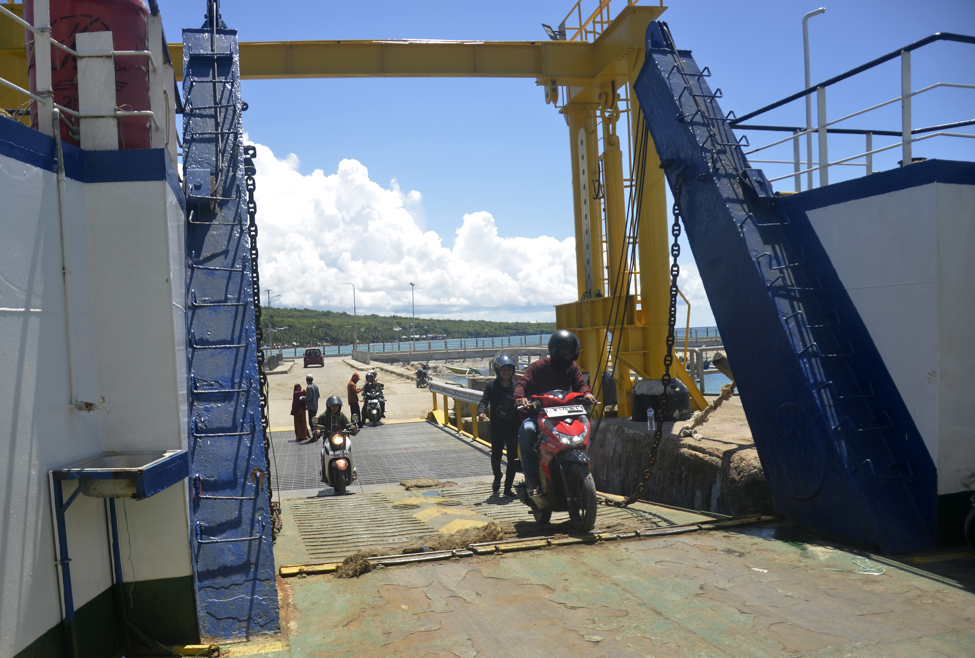Pengendara roda dua memasuki kapal di Pelabuhan Bira, Kabupaten Bulukumba, Sulawesi Selatan tujuan Kepulauan Selayar dan Takabonerate 