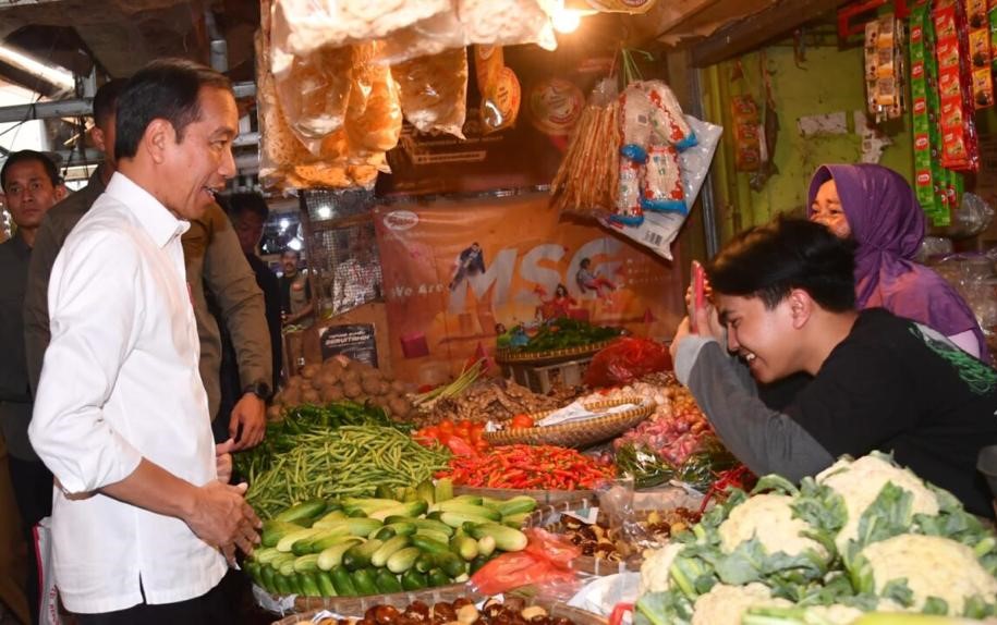 Presiden Joko Widodo meninjau Pasar Tanjungsari di Sumedang, Jawa Barat