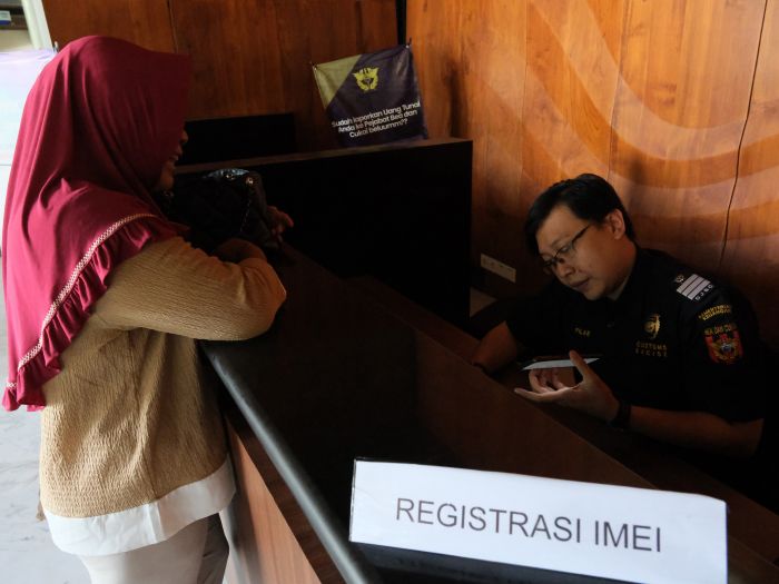 Ilustrasi: registrasi IMEI di Kantor Pengawasan dan Pelayanan Bea dan Cukai 