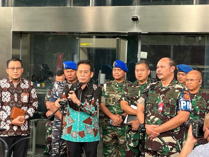 Perwakilan Mabes TNI dan KPK usai pembahasan soal kasus dugaan suap Basarnas