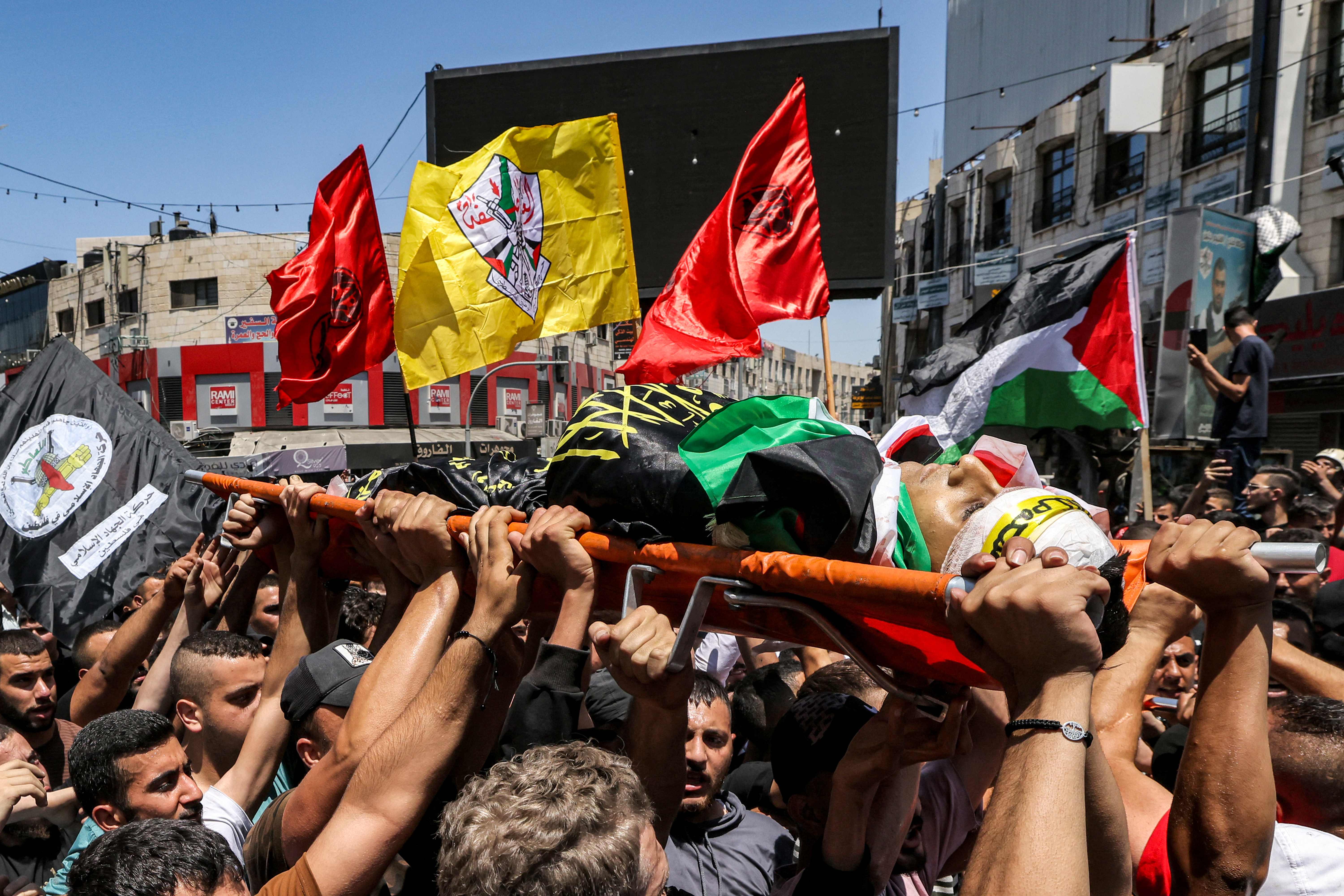 Suasana pemakaman warga Palestina korban serangan militer Israel di kamp pengungsi Jenin, Rabu (5/7).  